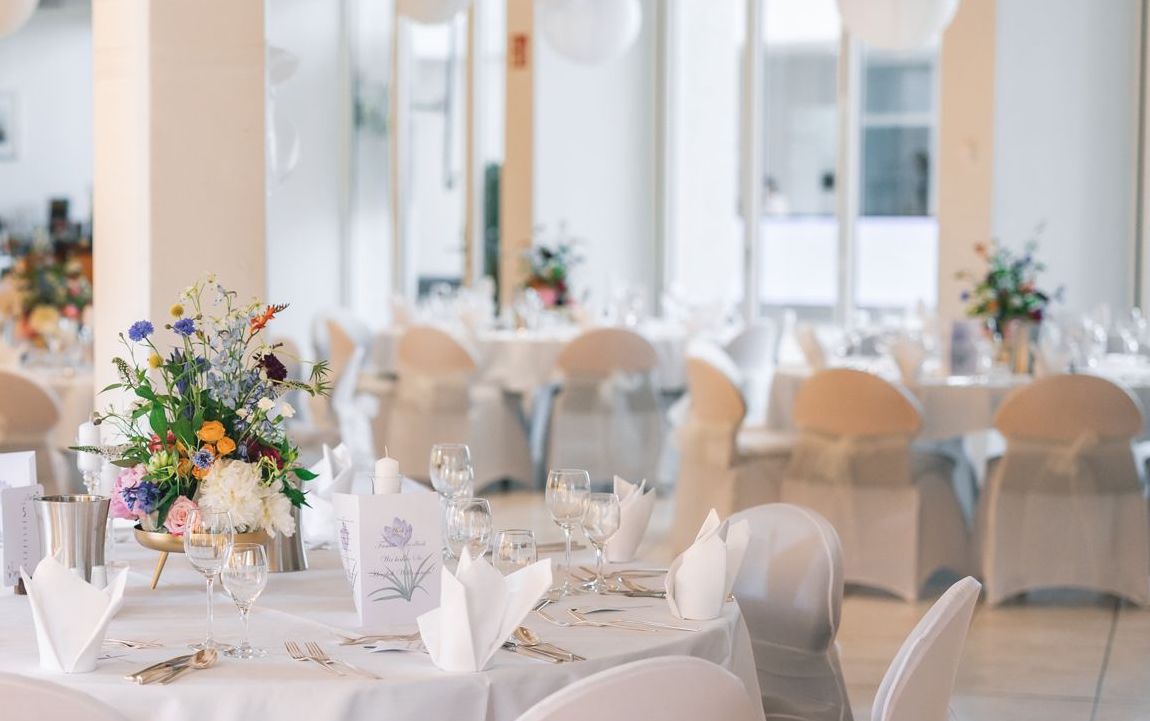 Blumenschale auf Dreifuß, Metall, Farbe Goldmatt