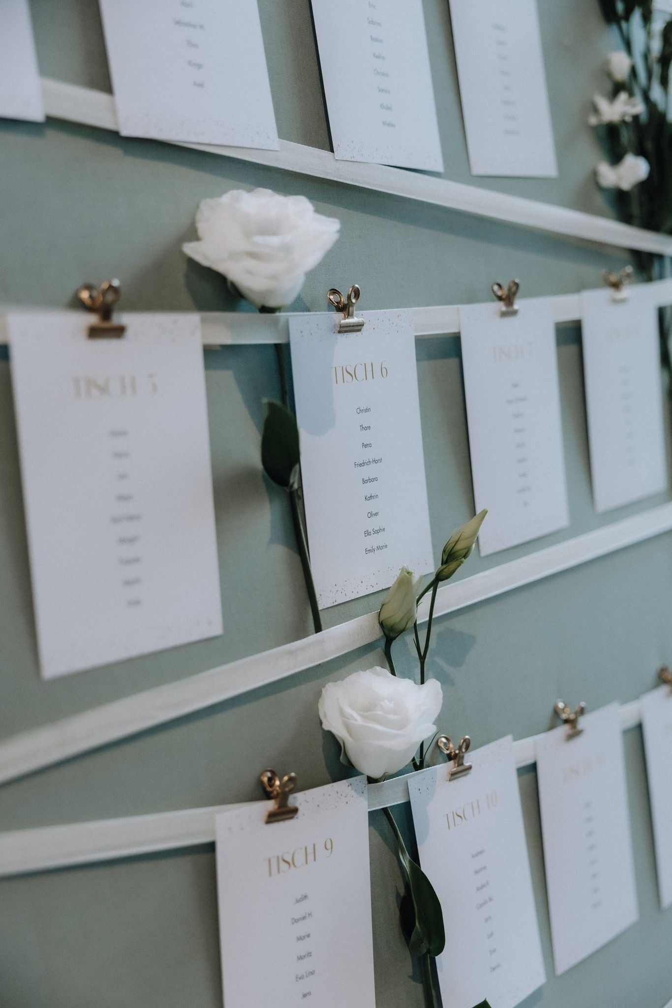 Sitzplan-Set, Holzstaffelei mit farbiger Platte, inkl. Band + Klammern