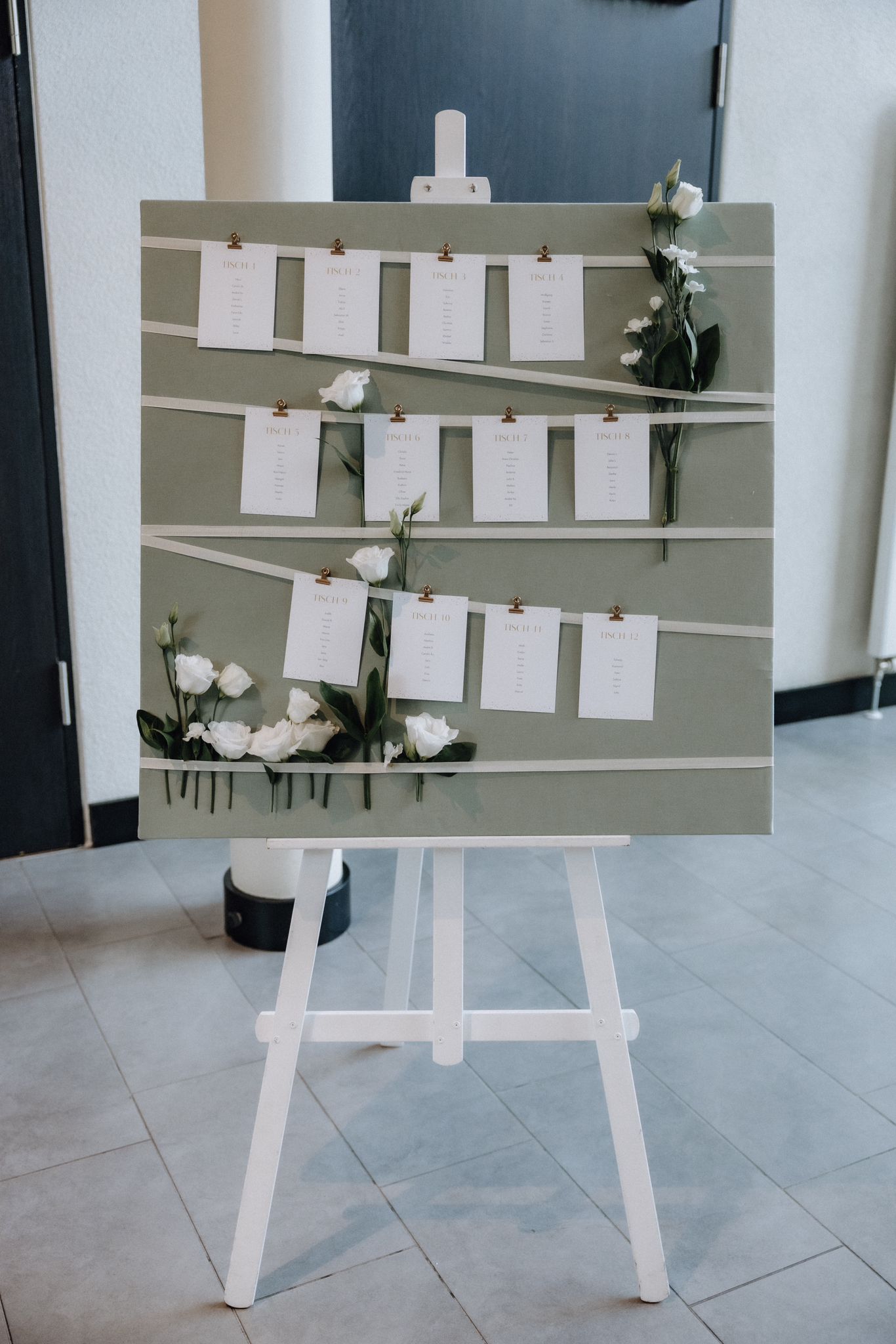 Sitzplan-Set, Holzstaffelei mit farbiger Platte, inkl. Band + Klammern