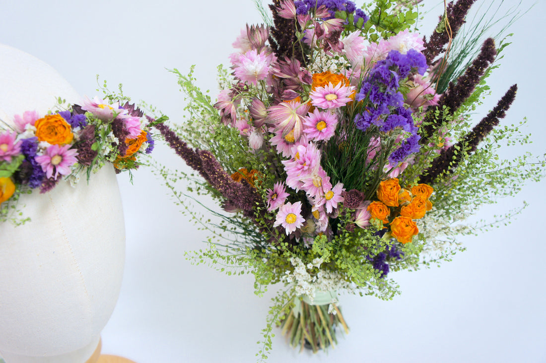 MARIE & DER SOMMER- unsere neue Trockenblumenserie mit Brautstrauß, Haarkranz und Reversschmuck