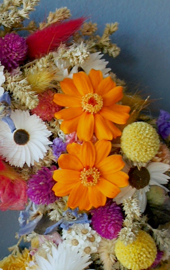 Gute-Laune-Trockenblumenkranz mit konservierten Zinnienblüten