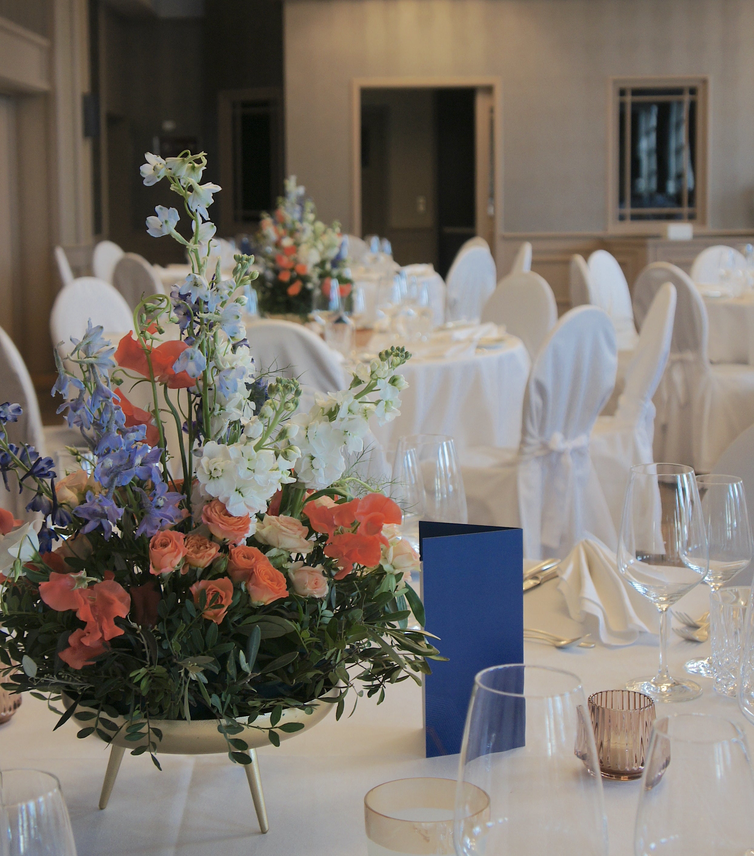 Blumenschale auf Dreifuß, Metall, Farbe Goldmatt