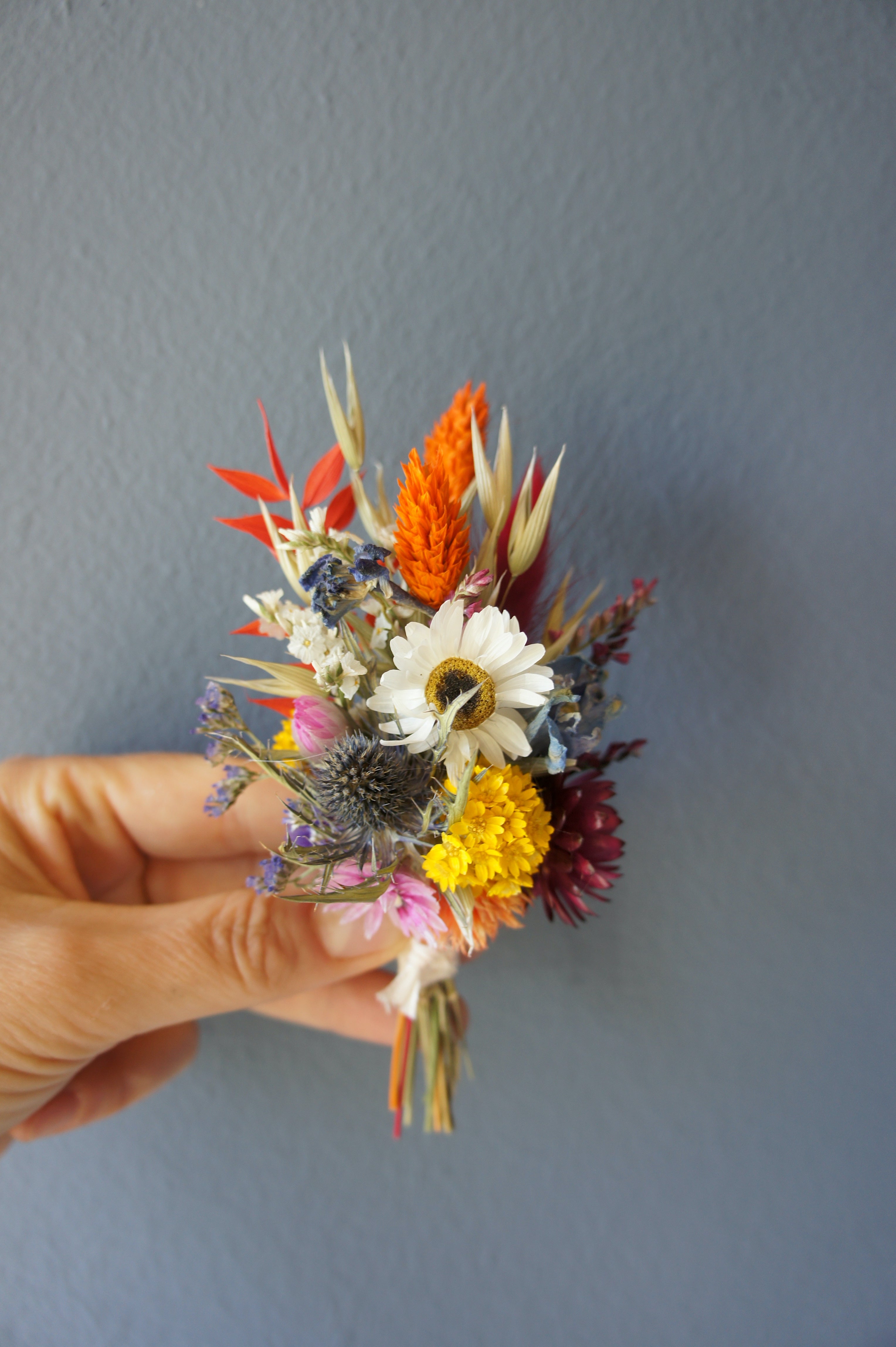 BUNTE TAGE, Brautstrauß, Haarkamm, Reversschmuck und Haarkranz aus Trockenblumen