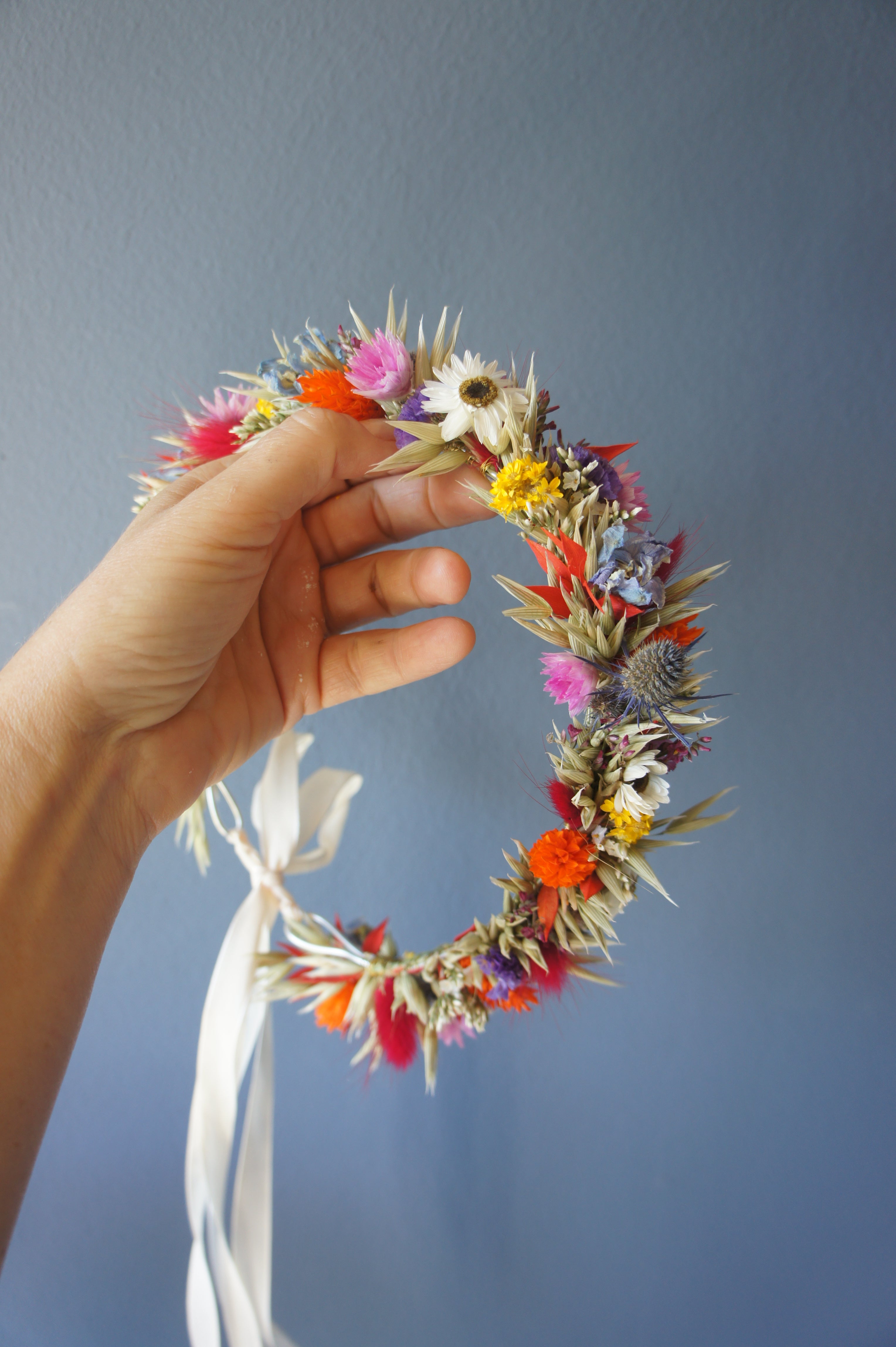 BUNTE TAGE, Brautstrauß, Haarkamm, Reversschmuck und Haarkranz aus Trockenblumen