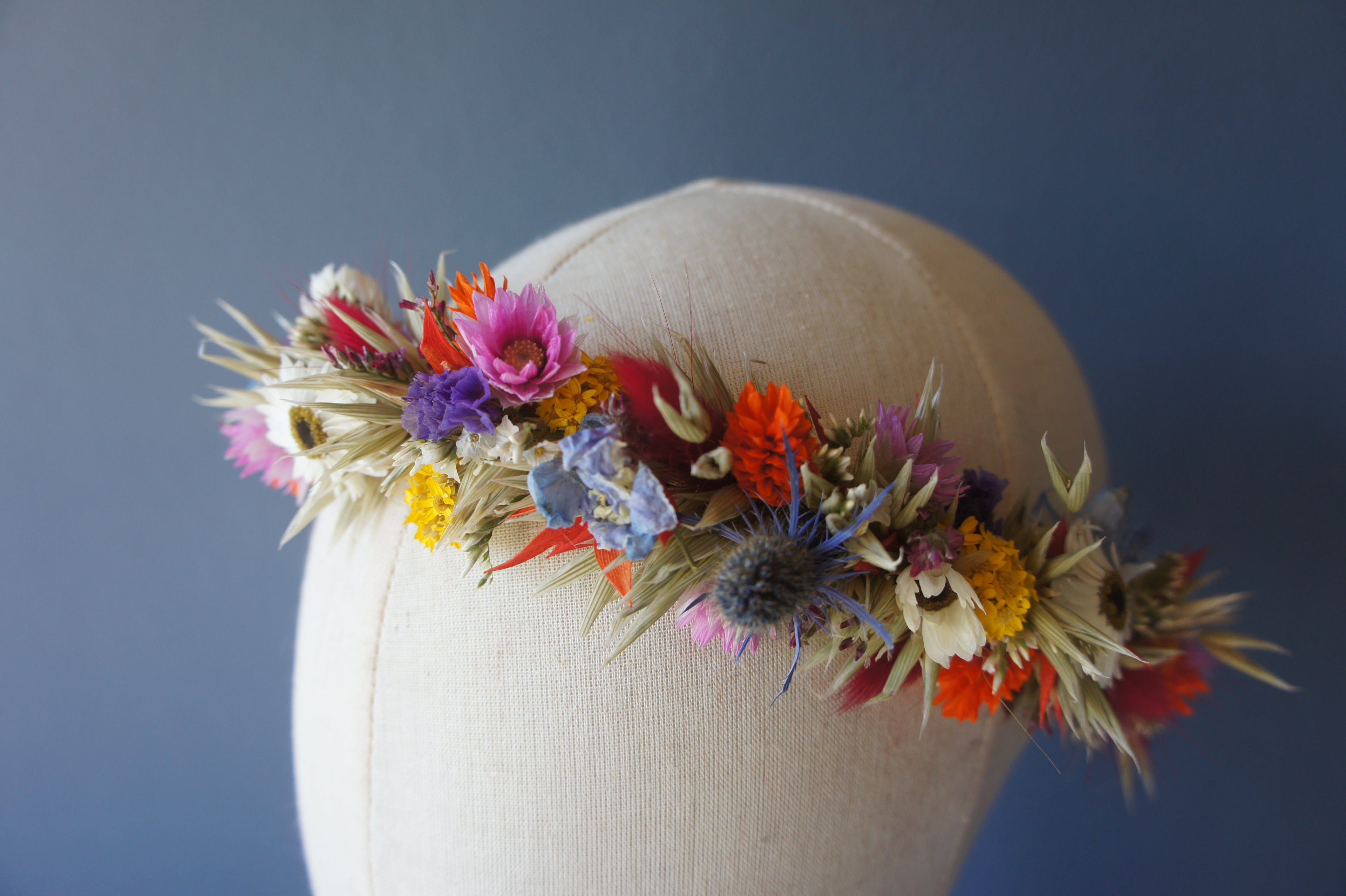 BUNTE TAGE, Brautstrauß, Haarkamm, Reversschmuck und Haarkranz aus Trockenblumen