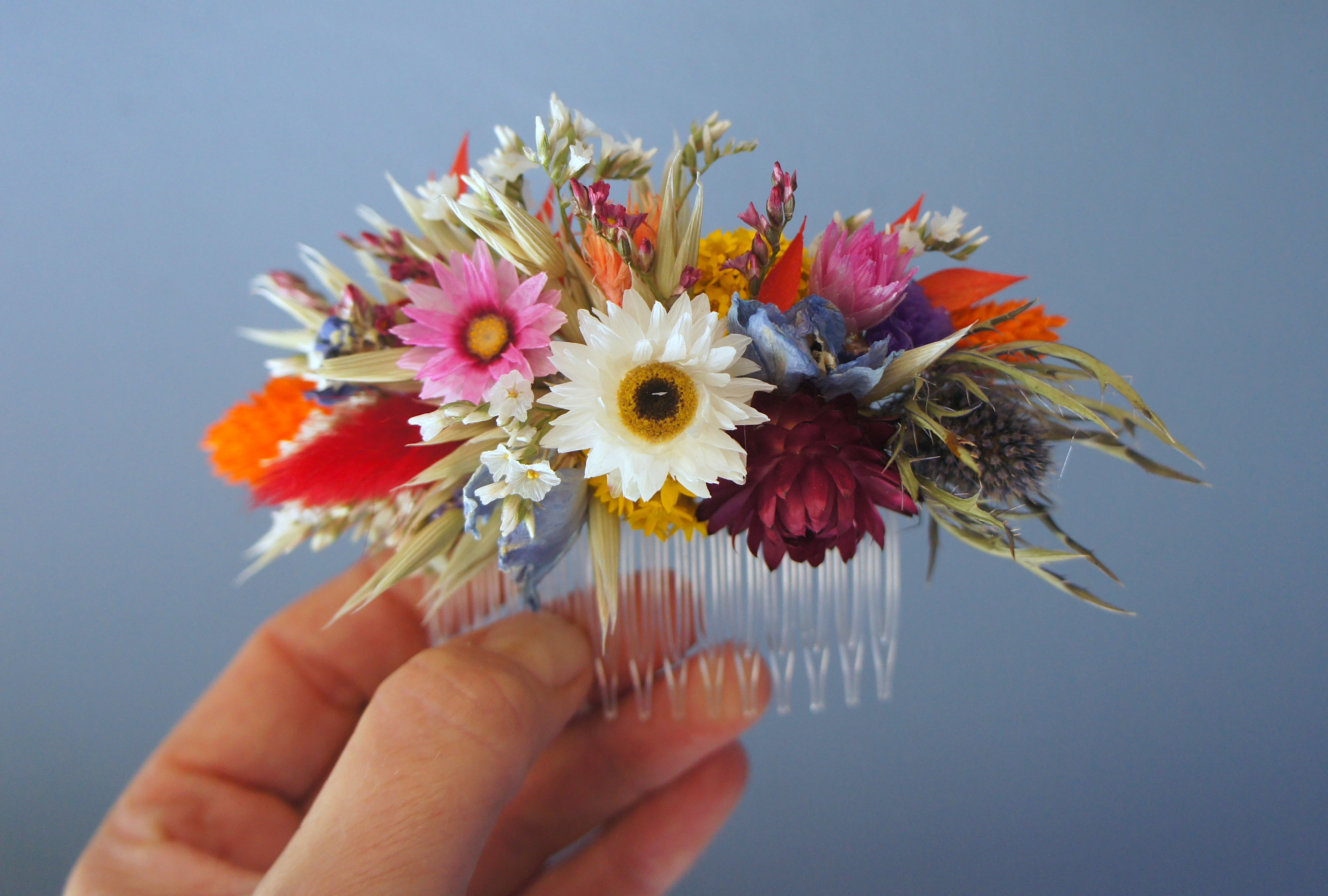BUNTE TAGE, Brautstrauß, Haarkamm, Reversschmuck und Haarkranz aus Trockenblumen