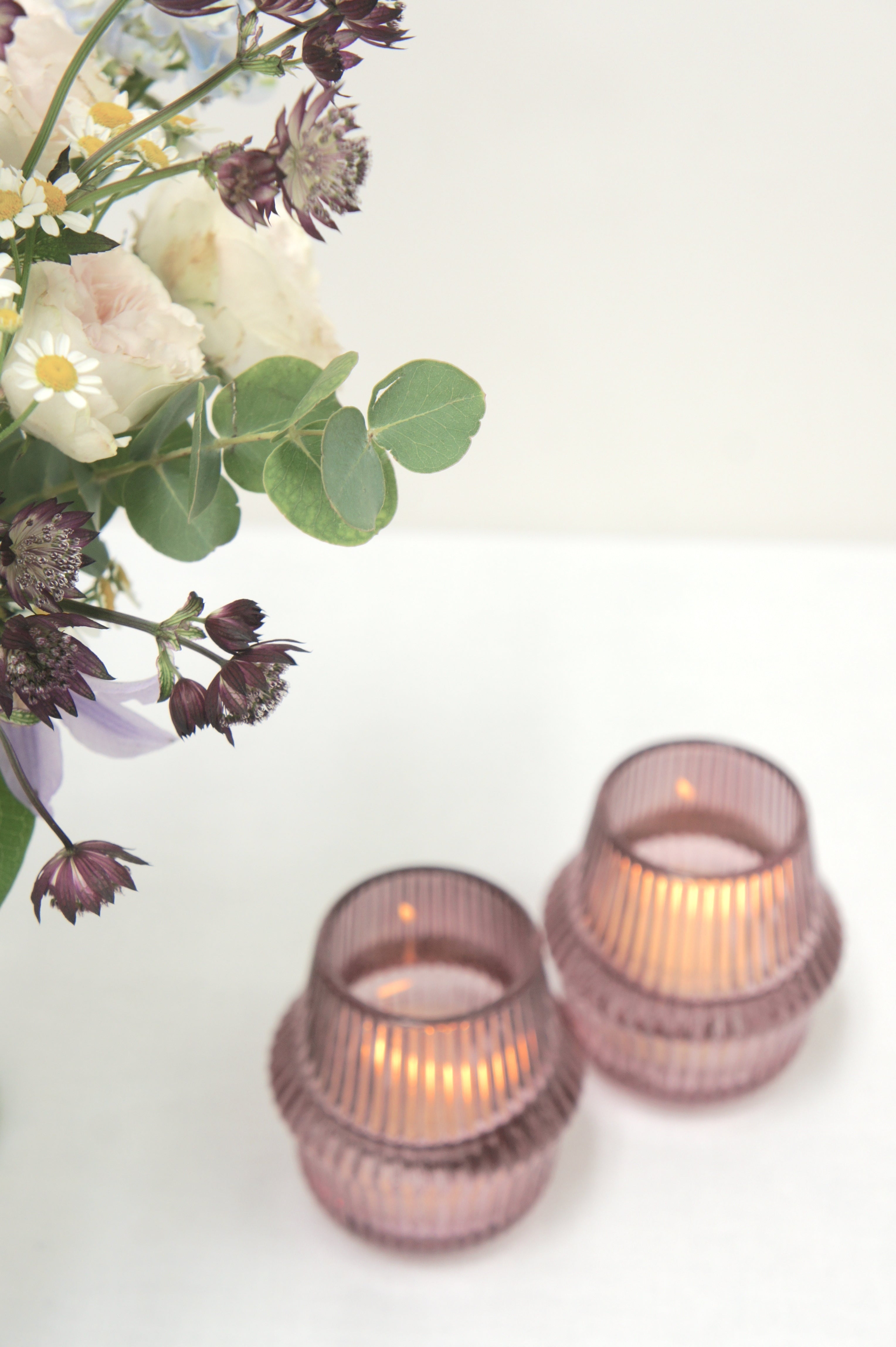 Teelichtgefäß aus Glas, geriffelt in 4 Farben erhältlich