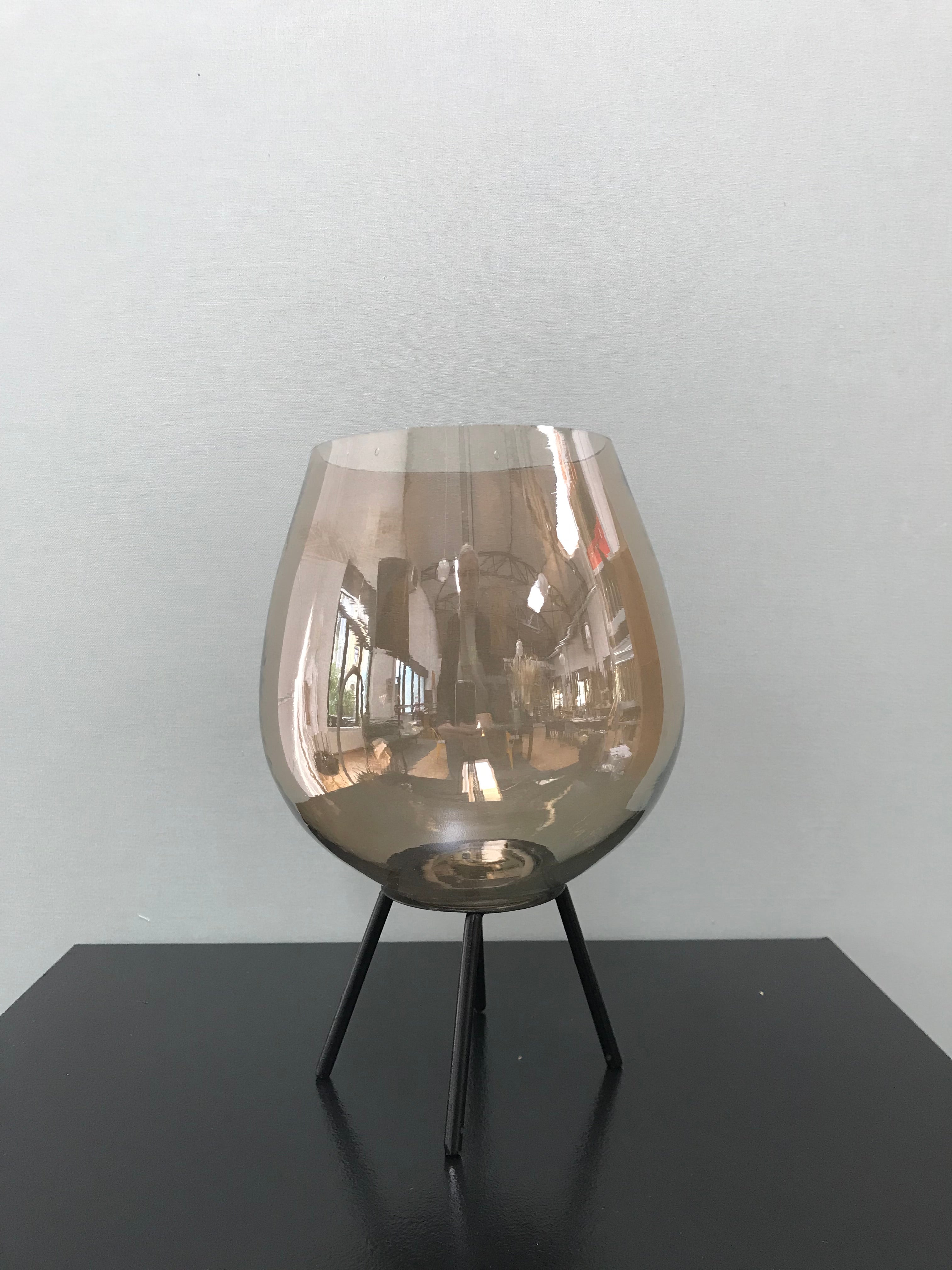 Vase/Windlicht aus getöntem Glas auf Dreifuß, mit oder ohne Protea erhältlich