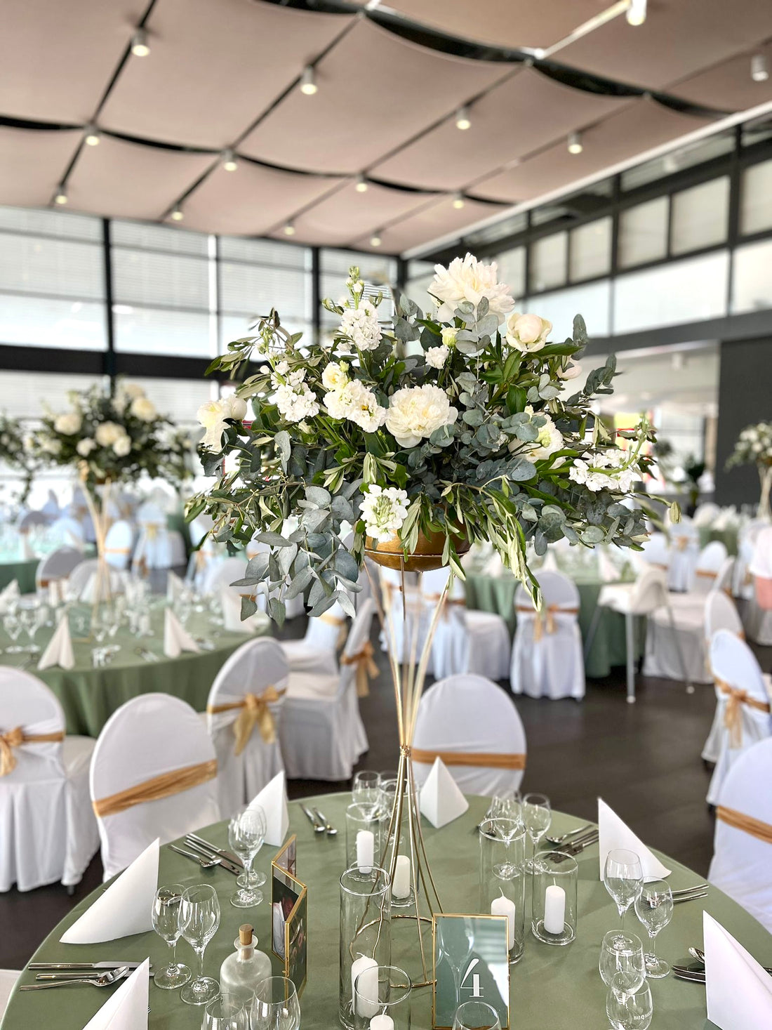 Blumenständer, Trompetenständer inkl. Schale, Tischdeko, Farbe Gold, Höhe 80 cm