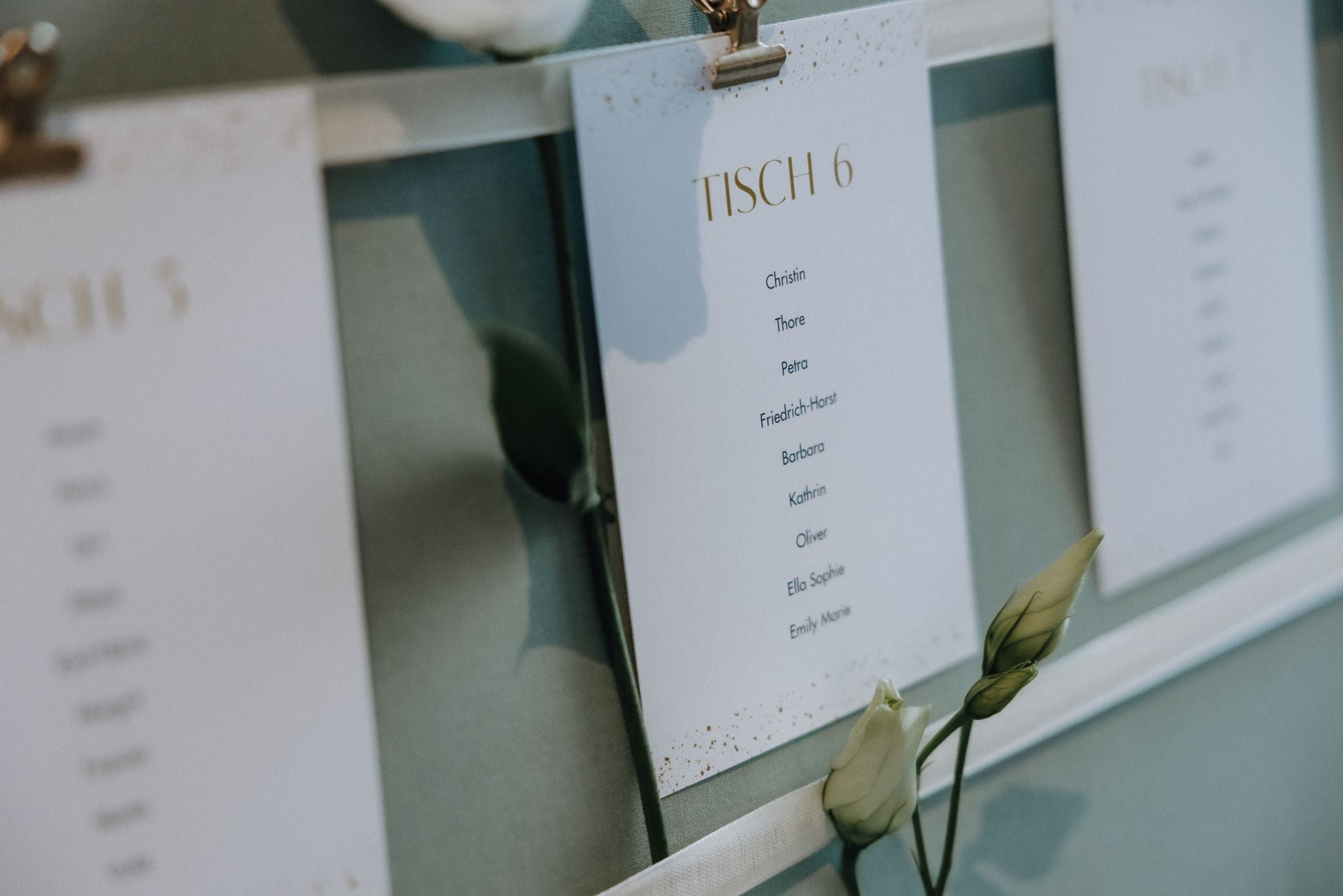 Sitzplan-Set, Holzstaffelei mit farbiger Platte, inkl. Band + Klammern