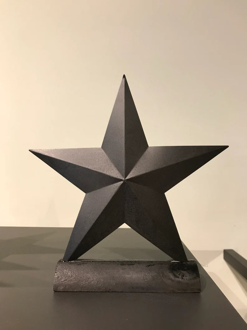 Metallstern auf Holzleiste, Weihnachtsstern, Weihnachtsdekoration, Farbe Schwarz und Rost