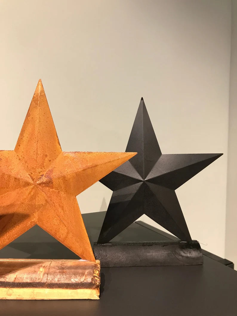 Metallstern auf Holzleiste, Weihnachtsstern, Weihnachtsdekoration, Farbe Schwarz und Rost