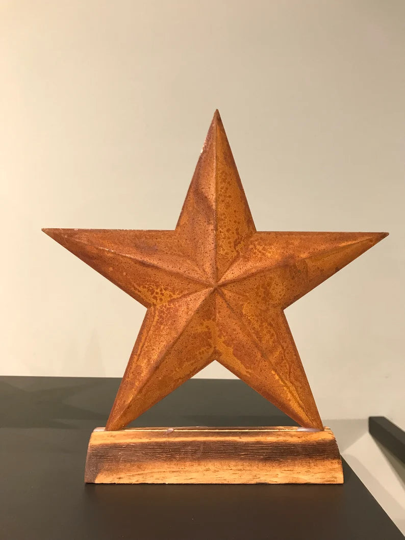 Metallstern auf Holzleiste, Weihnachtsstern, Weihnachtsdekoration, Farbe Schwarz und Rost