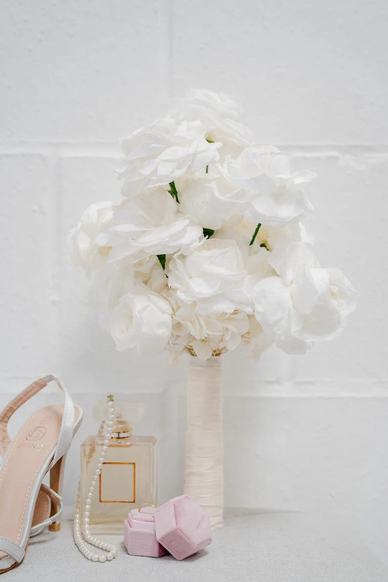 "MONO ROSE", Brautstrauss, Bridebouquet, stabilisierte Rosen, Infinity Roses