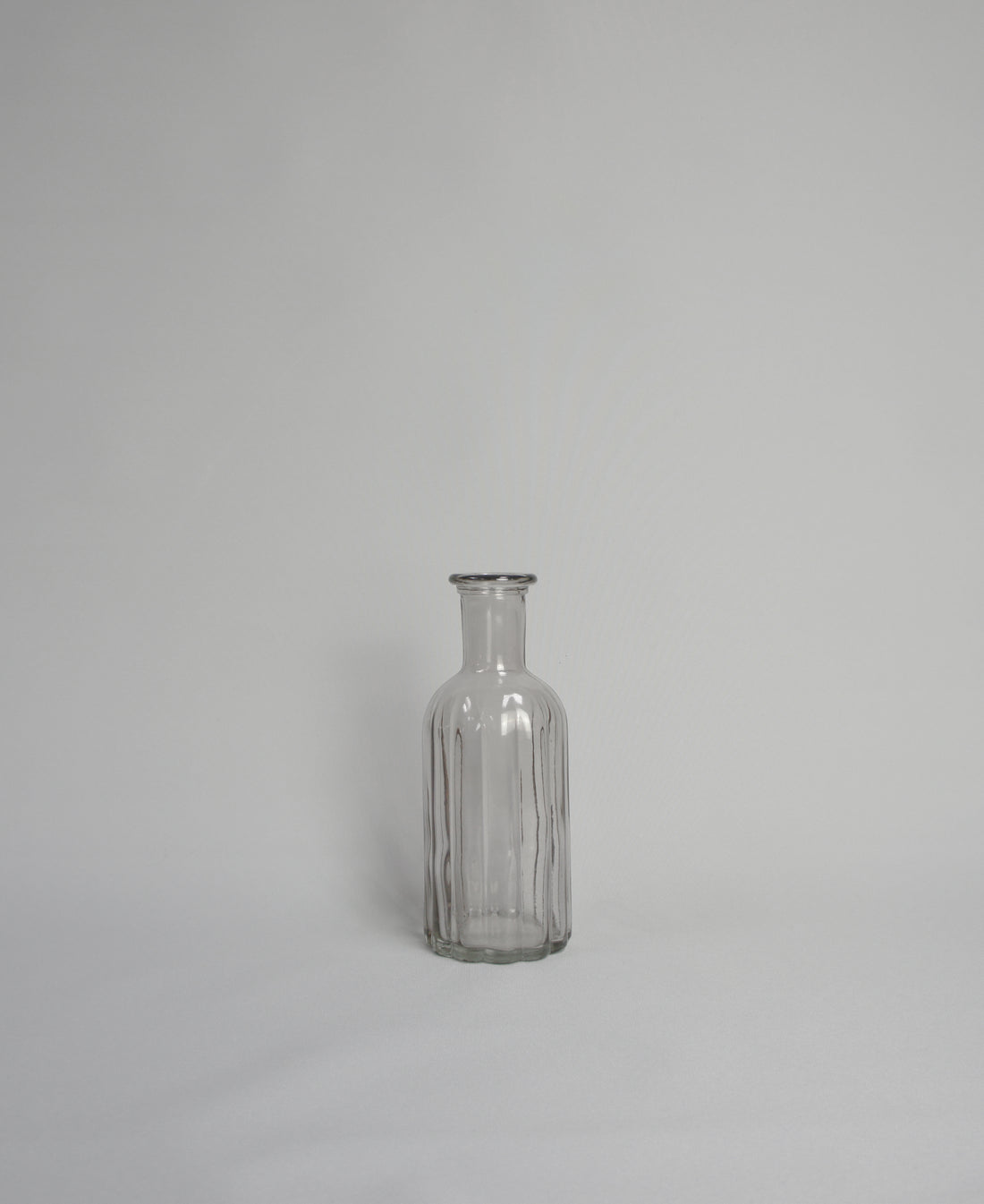 Glasvase, Farbe Lichtgrau in Flaschenform