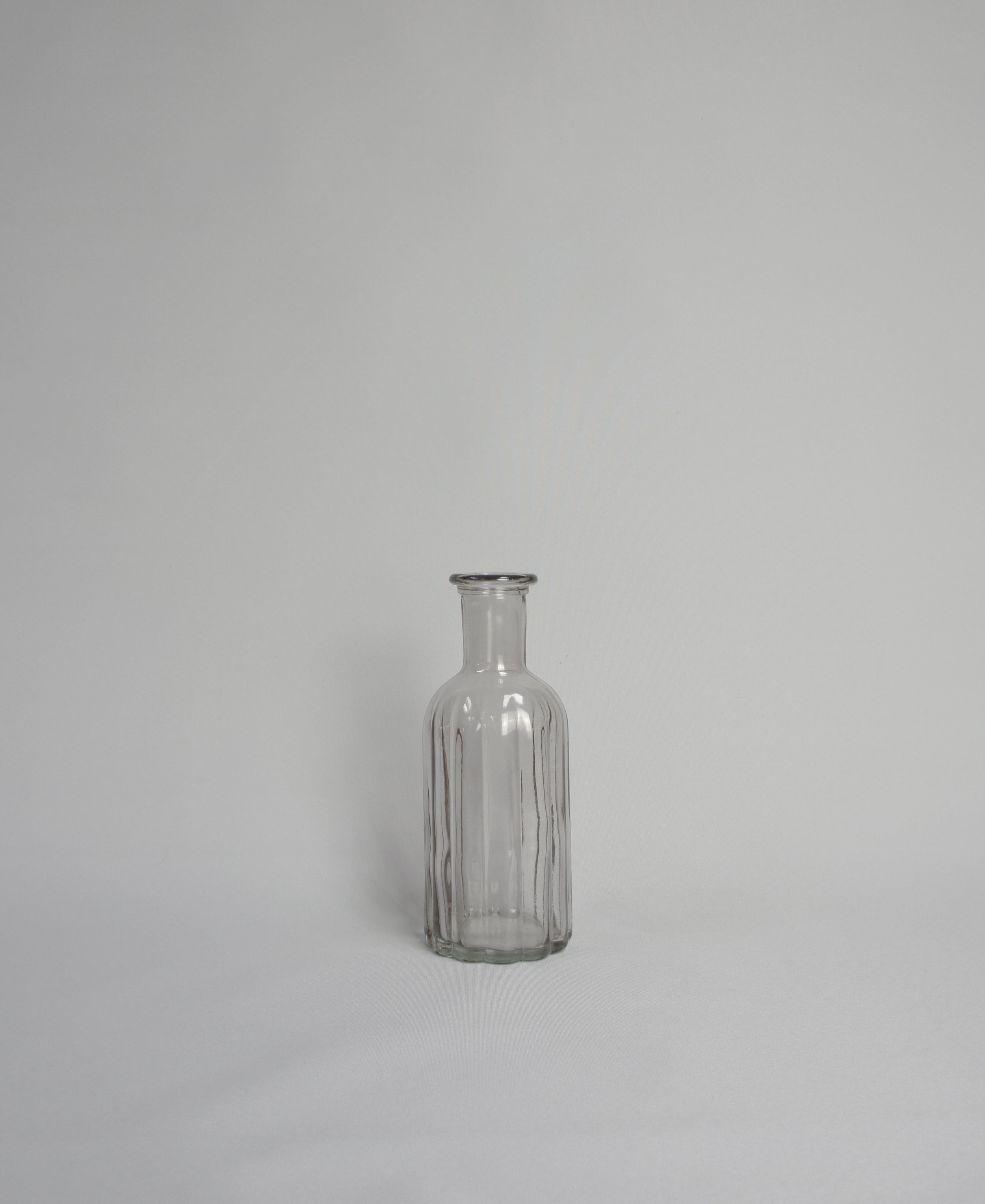 Glasvase, Farbe Lichtgrau in Flaschenform