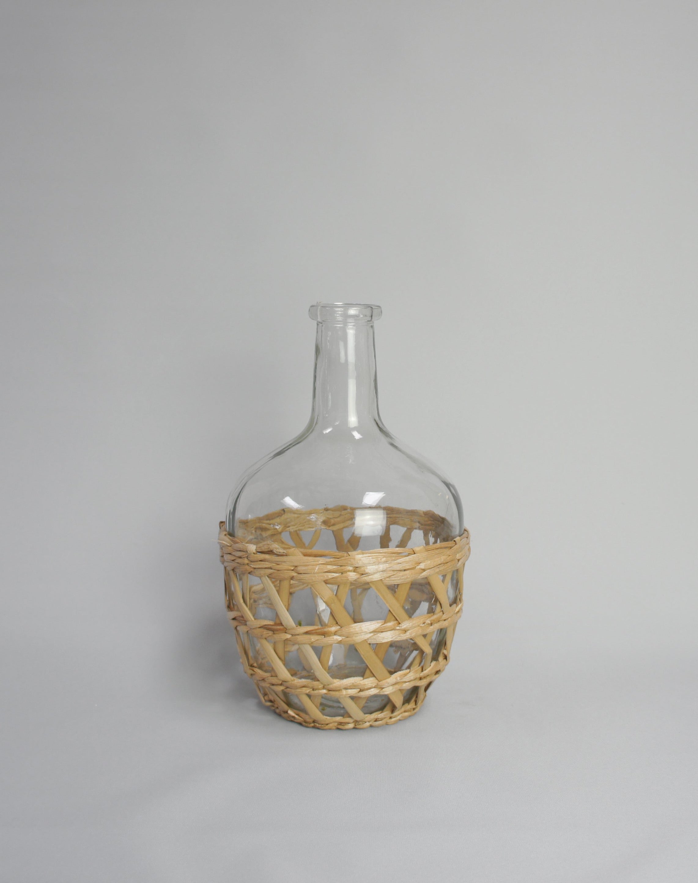 Weinballon in Korbgeflecht