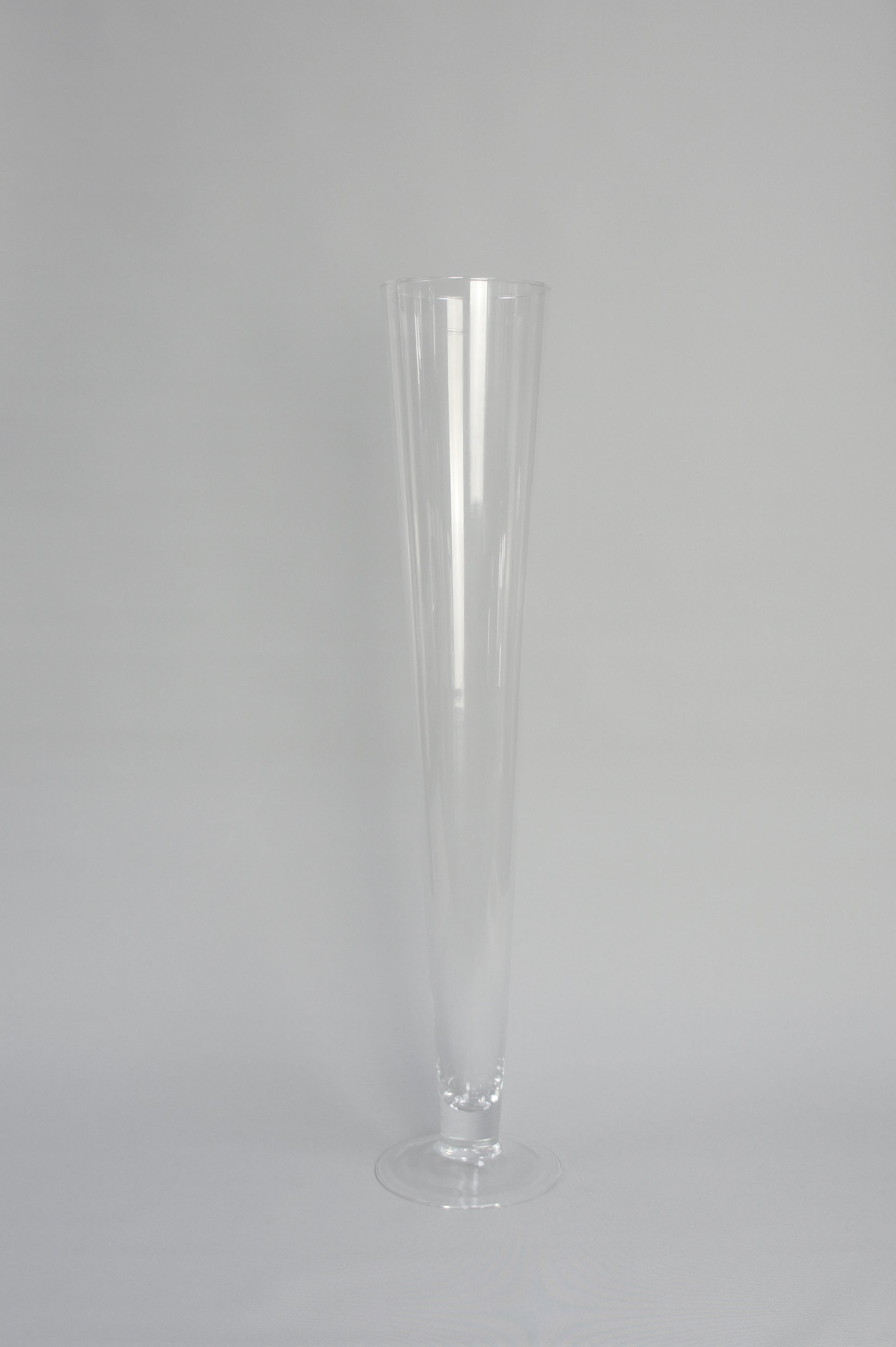 Glasvase, konisch auf Fuß