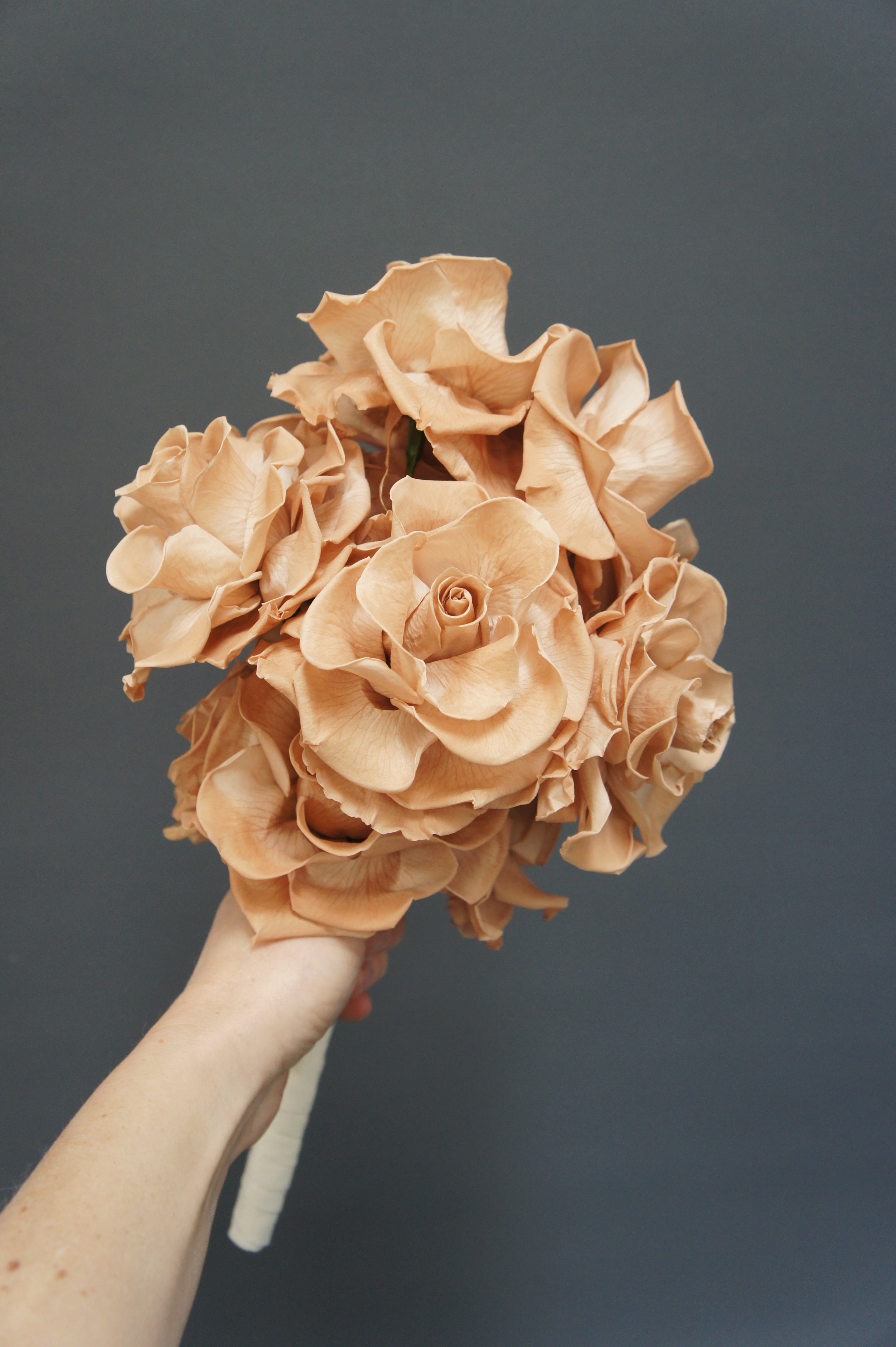 Serie MONO ROSE, Brautstrauß, Brautbouquet, Reversschmuck, Flower pin, Inifinity roses, stabilisierte Rosen