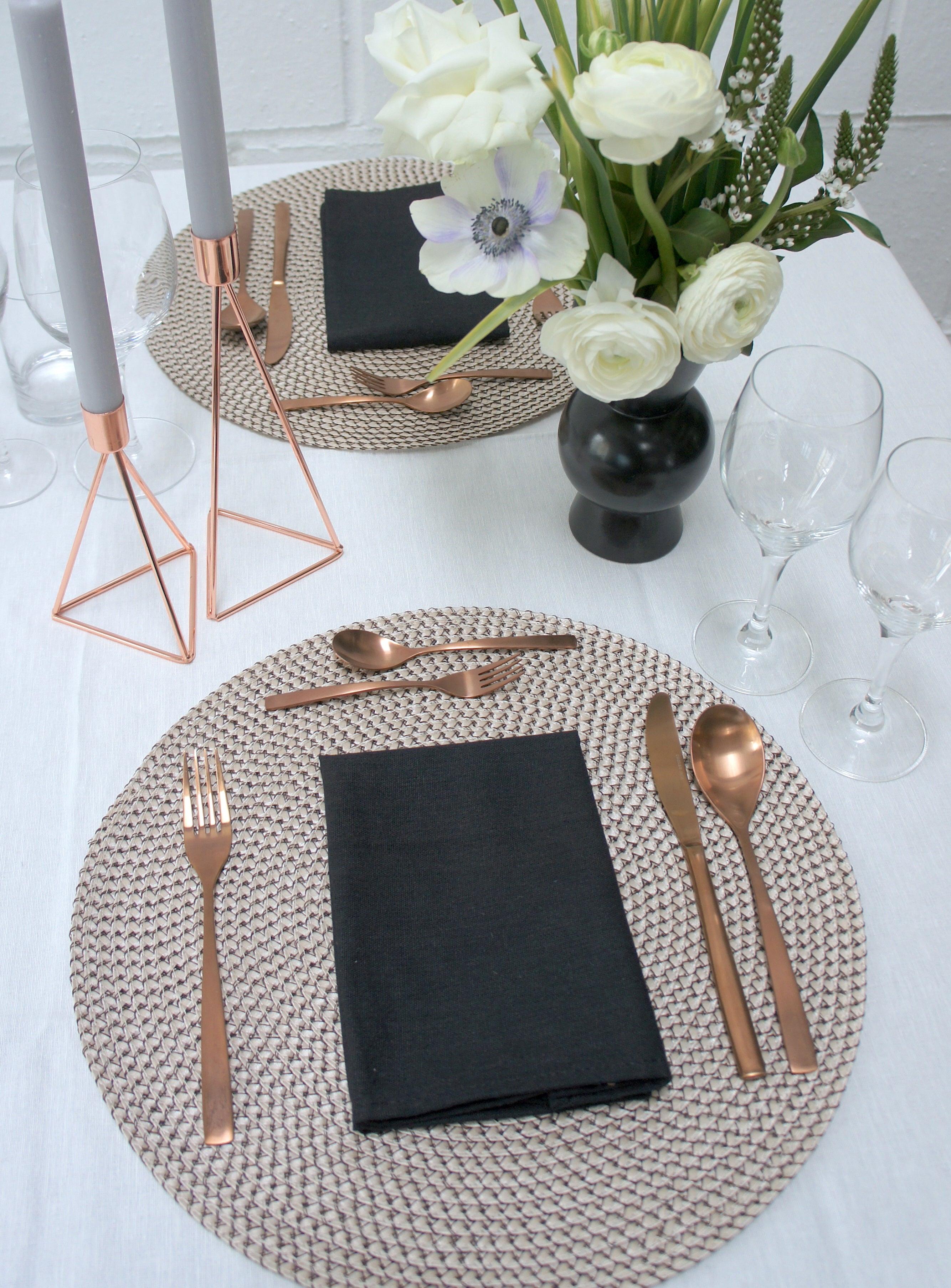 Tischset/Platzset, rund 40 cm, Farbe Nude mit Nahtmuster Schwarz