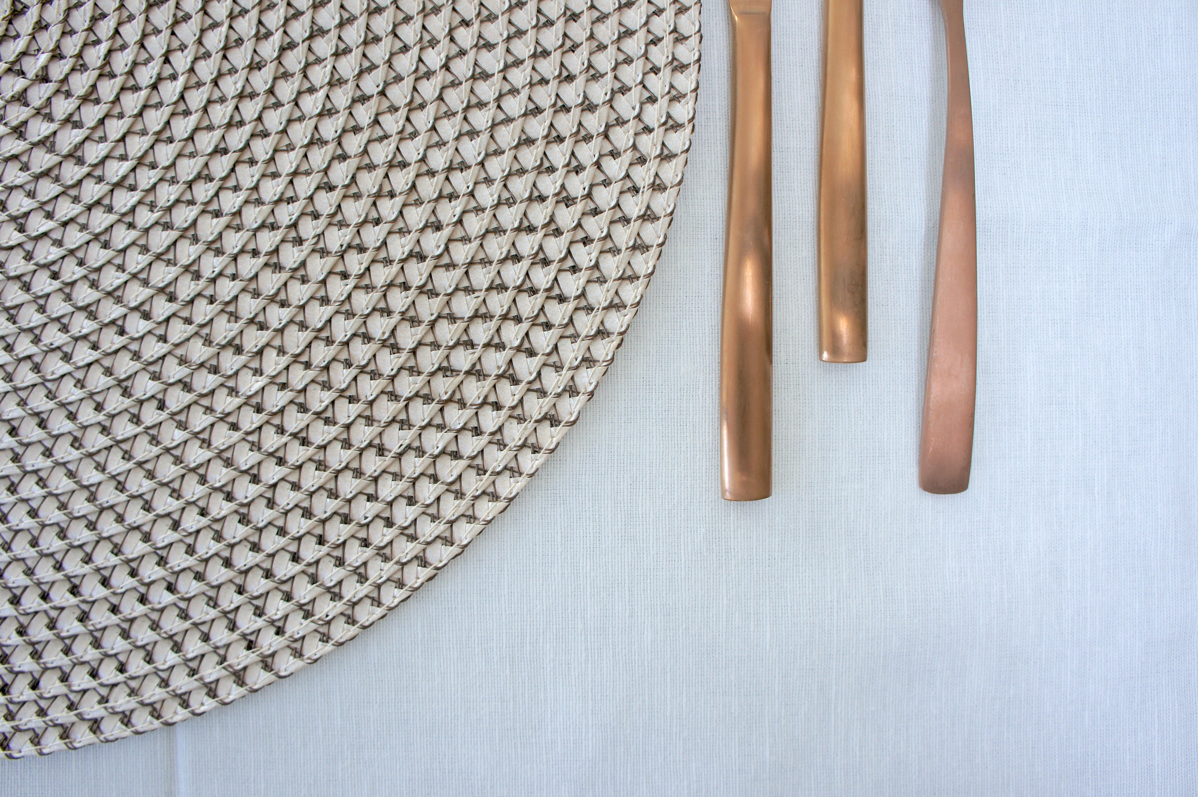 Tischset/Platzset, rund 40 cm, Farbe Nude mit Nahtmuster Schwarz