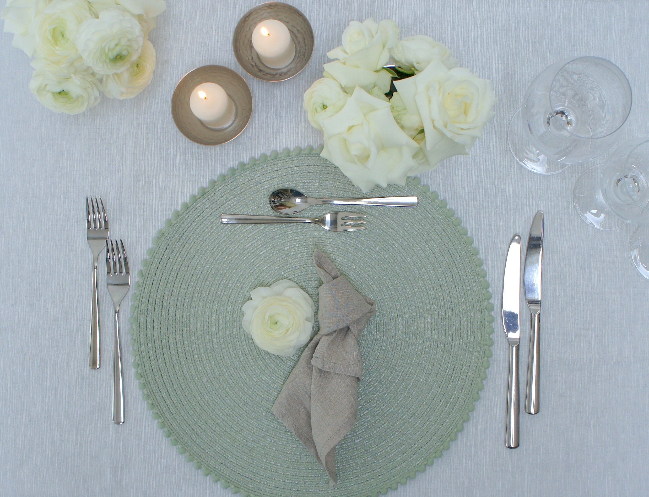 Tischset/Platzset, rund 40 cm mit Bommelkante, Farbe Salbeigrün