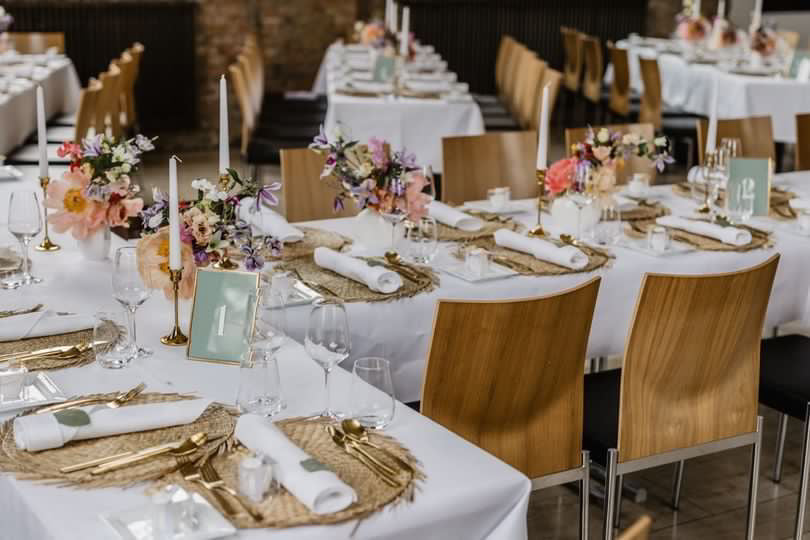 Tischnummer, weiße Ziffer auf Glas, Goldrahmung, Hintergrund Farbe wählbar