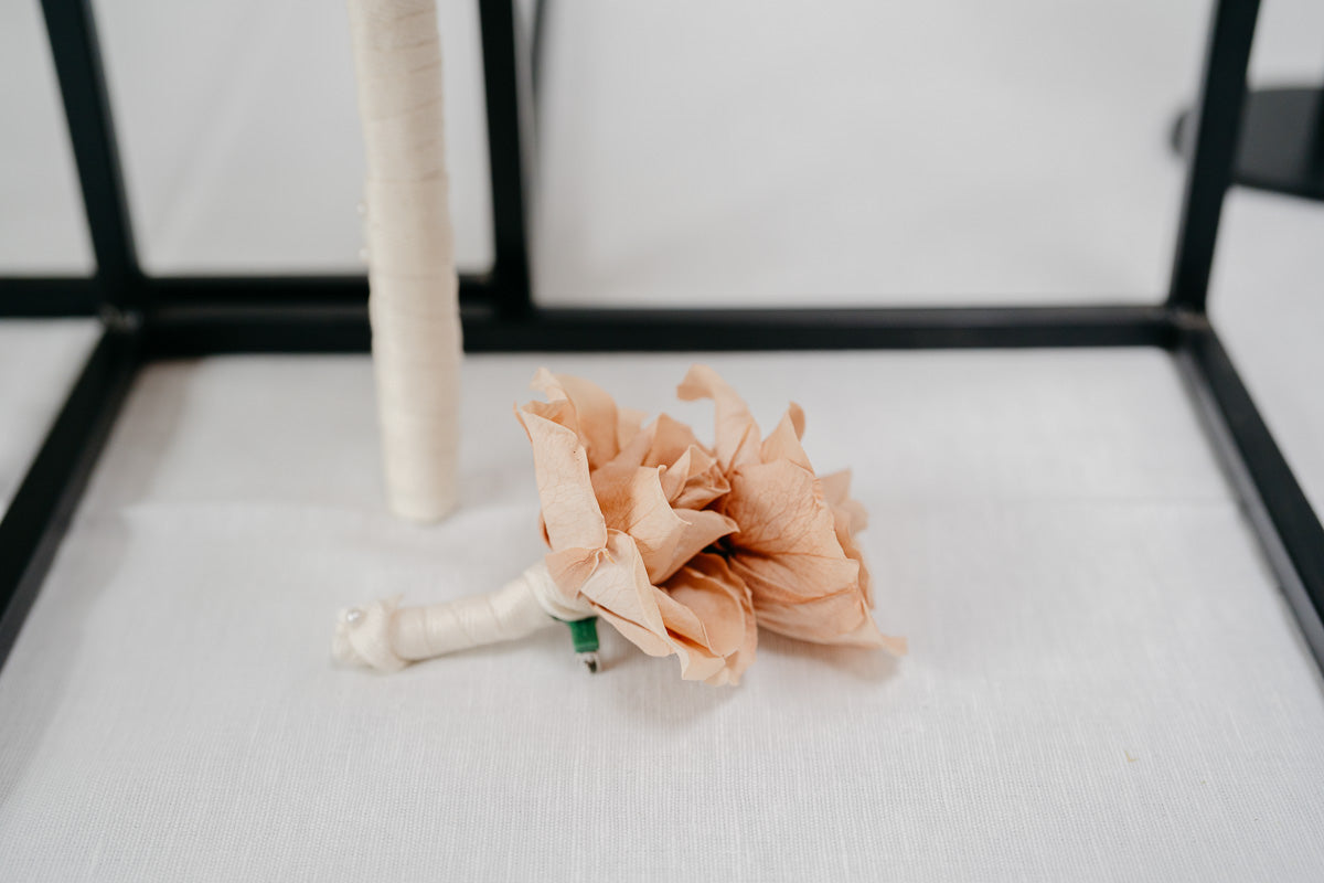 Serie MONO ROSE, Brautstrauß, Brautbouquet, Reversschmuck, Flower pin, Inifinity roses, stabilisierte Rosen