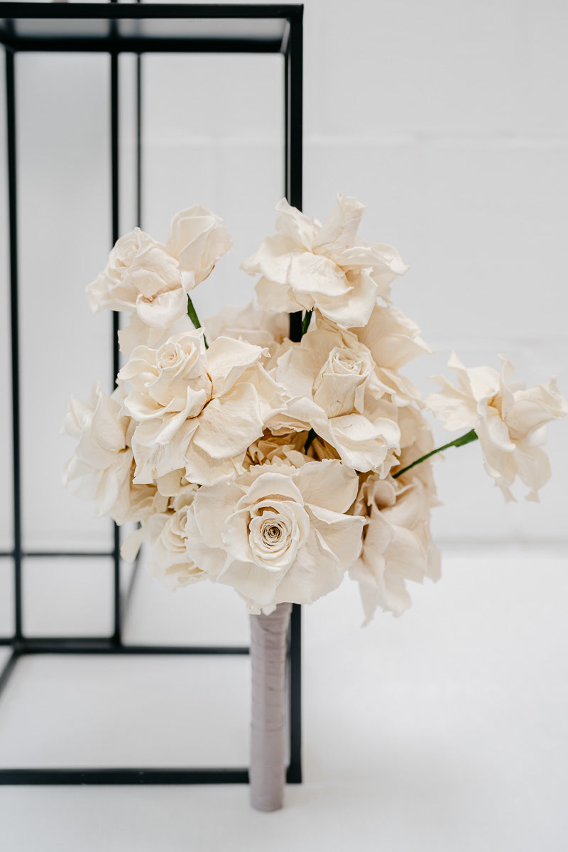 Serie MONO ROSE, Brautstrauß, Brautbouquet, Reversschmuck, Flower pin, Inifinity roses, stabilisierte Rosen