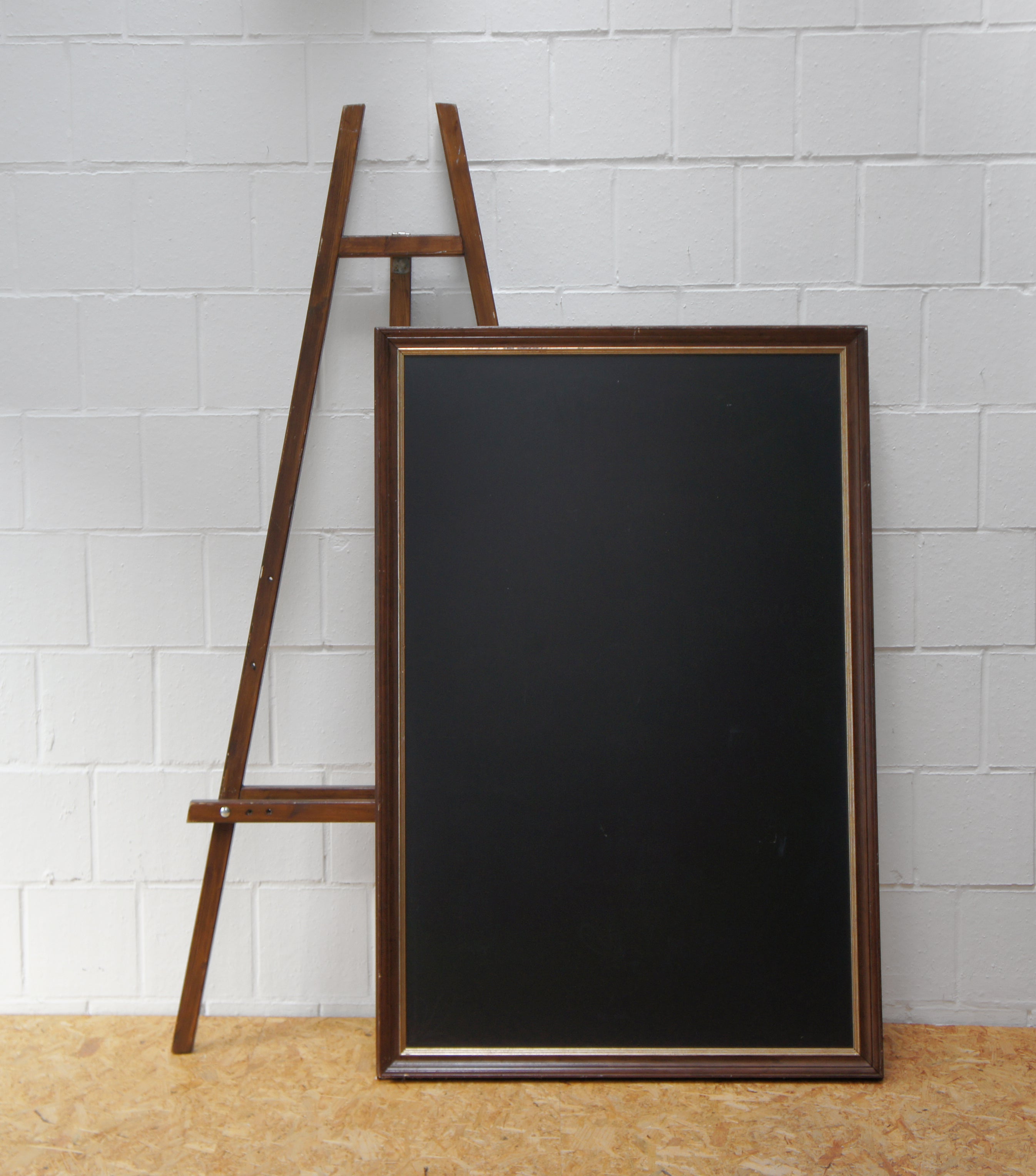 Kreidetafel mit Holzrahmung inkl. Schwerlaststaffelei