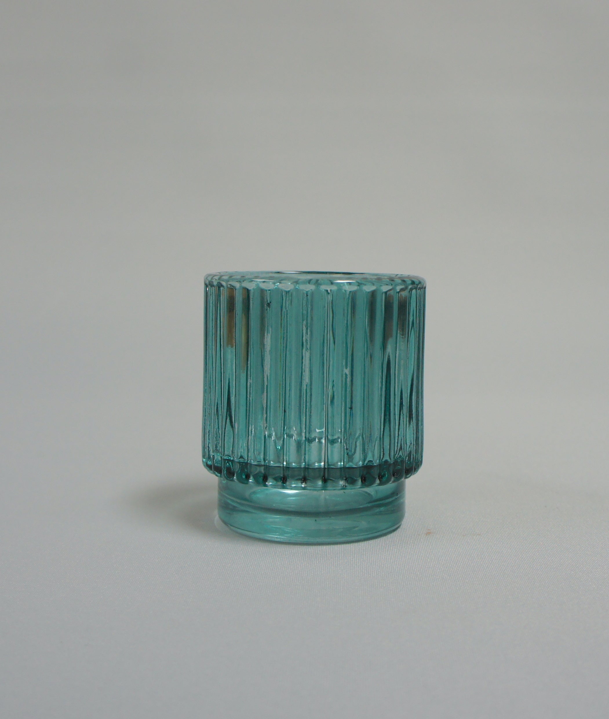 Teelichtgefäß aus Glas, geriffelt in 3 Farben erhältlich