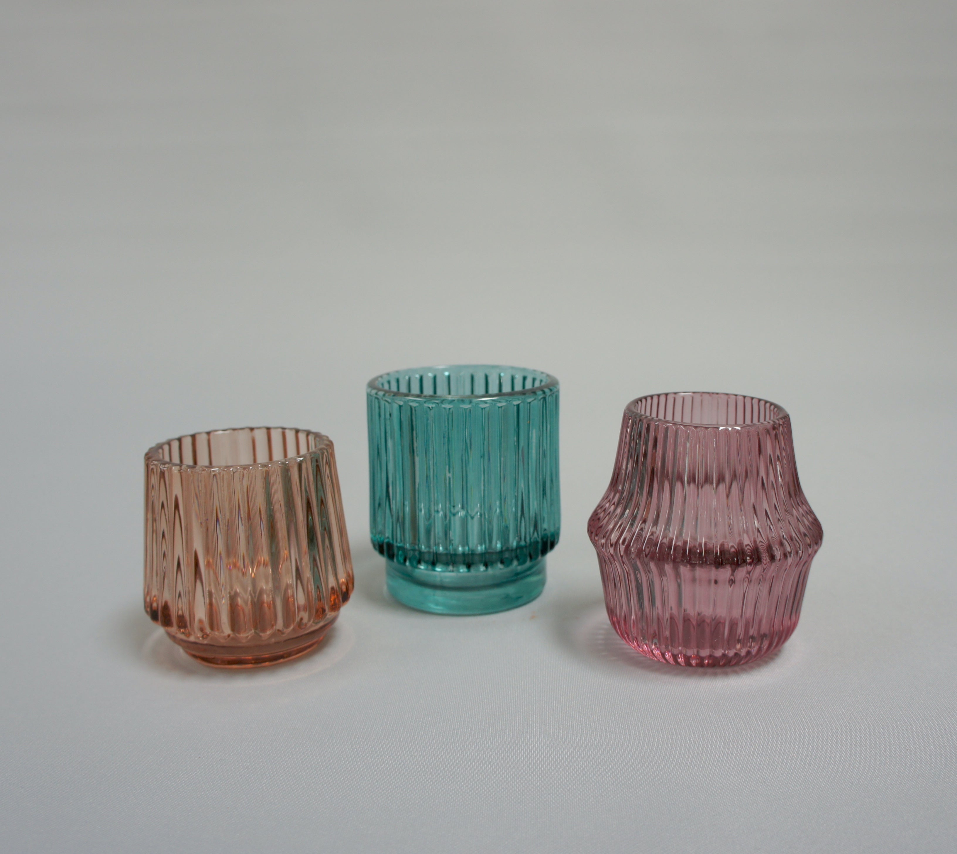 Teelichtgefäß aus Glas, geriffelt in 4 Farben erhältlich