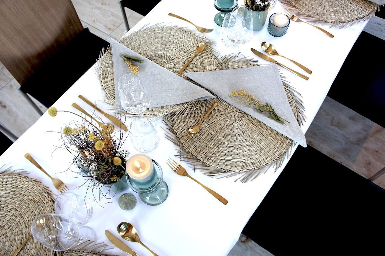 MIETARTIKEL FÜR SELBSTABHOLER, Tischset, rund geflochten aus Bast mit Fransenrand