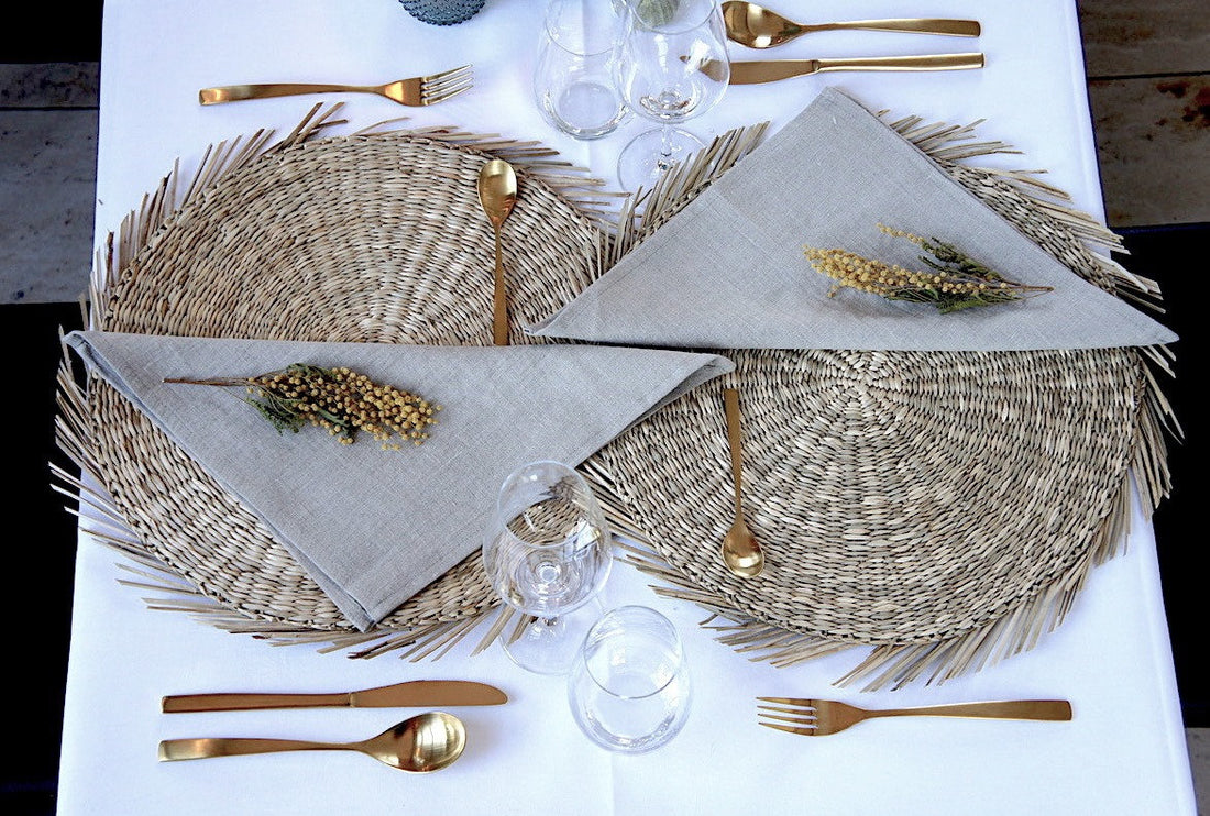 MIETARTIKEL FÜR SELBSTABHOLER, Tischset, rund geflochten aus Bast mit Fransenrand