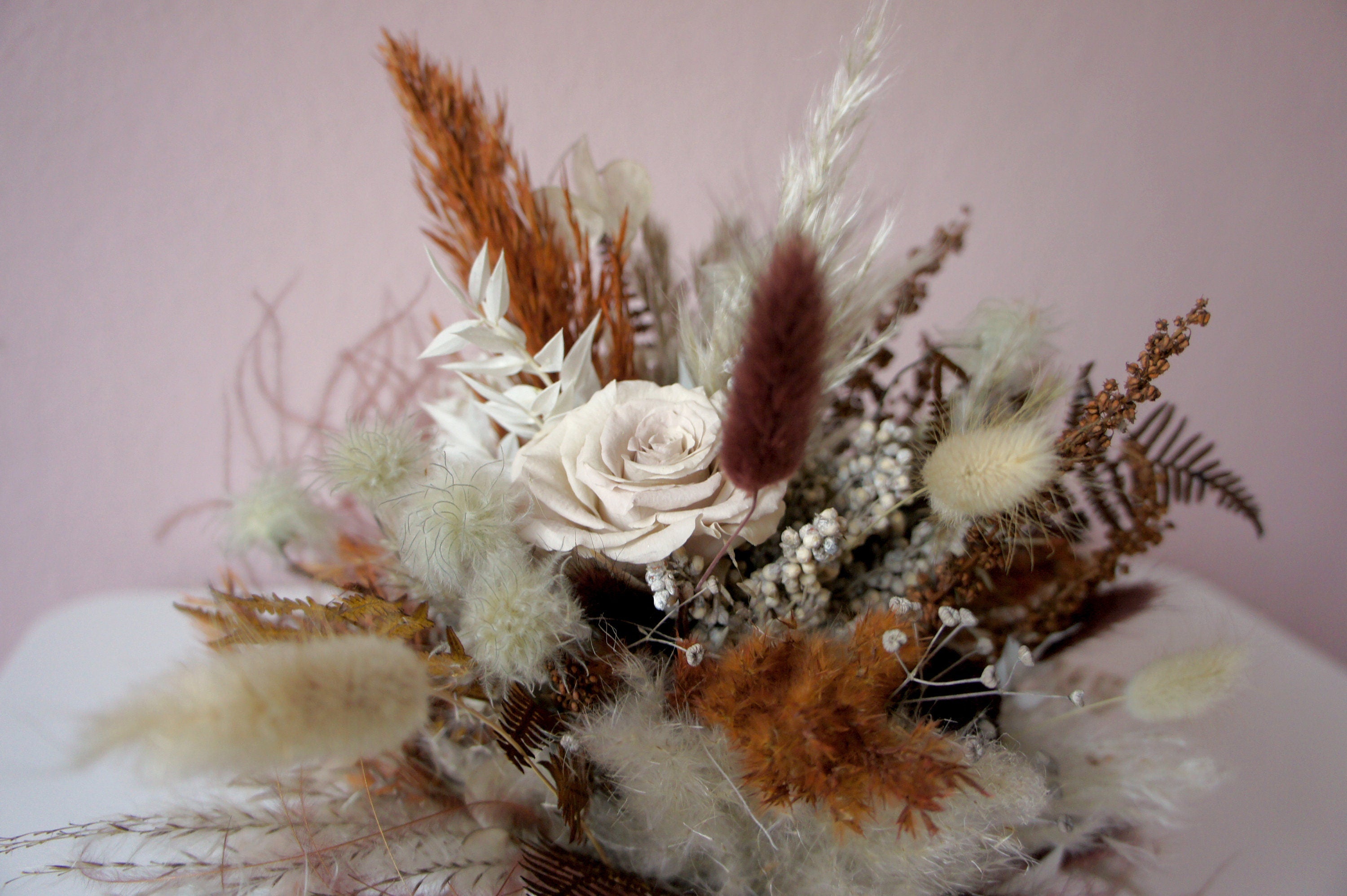 Serie ERDVERBUNDEN, Trockenblumen, stabilisierte Rosen / Dried flowers, Preserving roses