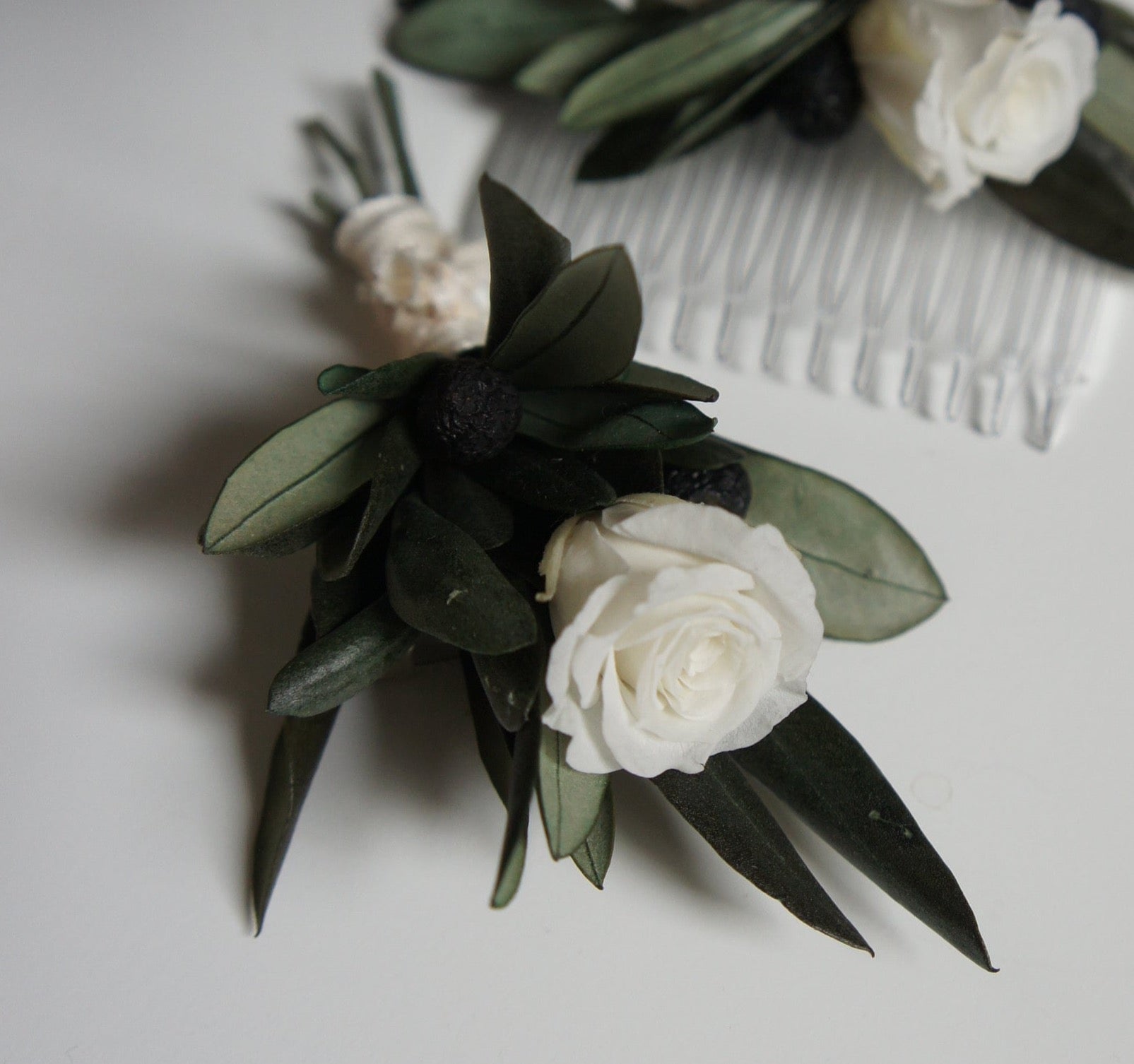 Serie GRACEFUL ROSE, Preserving roses, Preserving Olive, Bride bouquet, Flower crown, Flower pin, Haarkamm, Haarreif