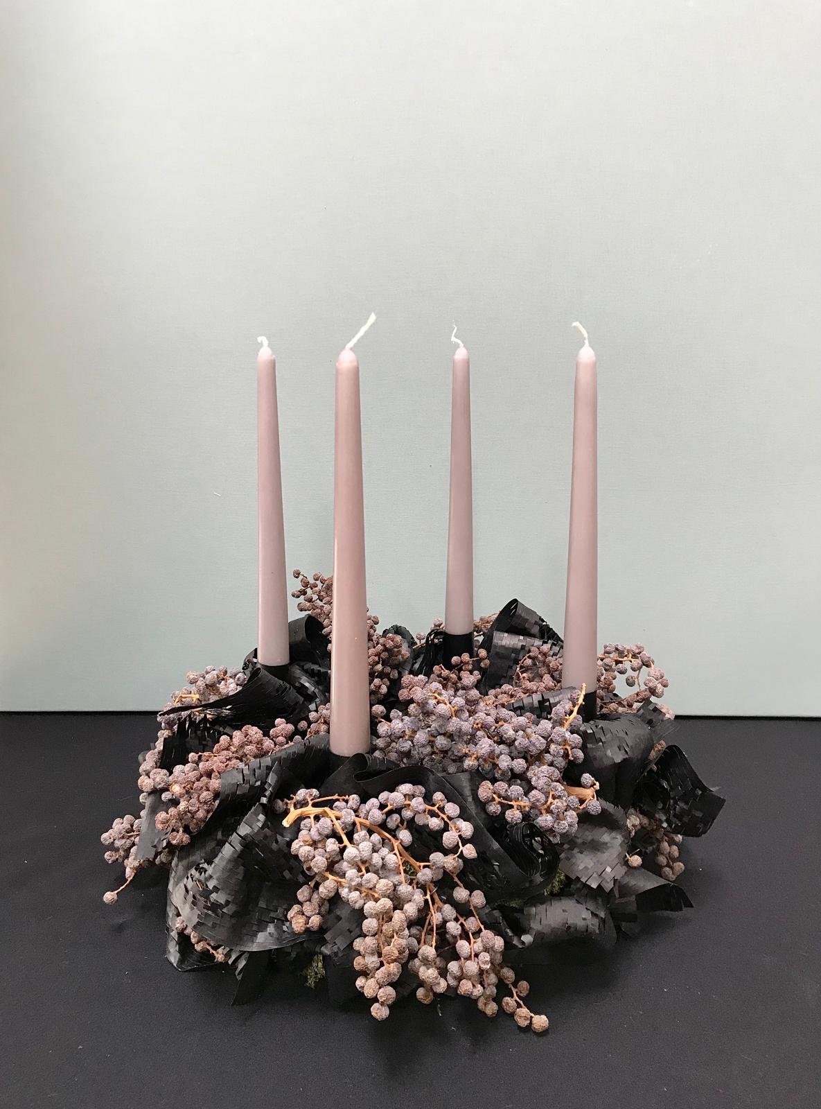 Adventskranz, haltbar aus getrockneten Datteln und Black Paper