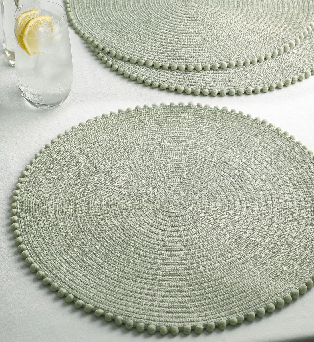 Tischset/Platzset, rund 40 cm mit Bommelkante, Farbe Salbeigrün