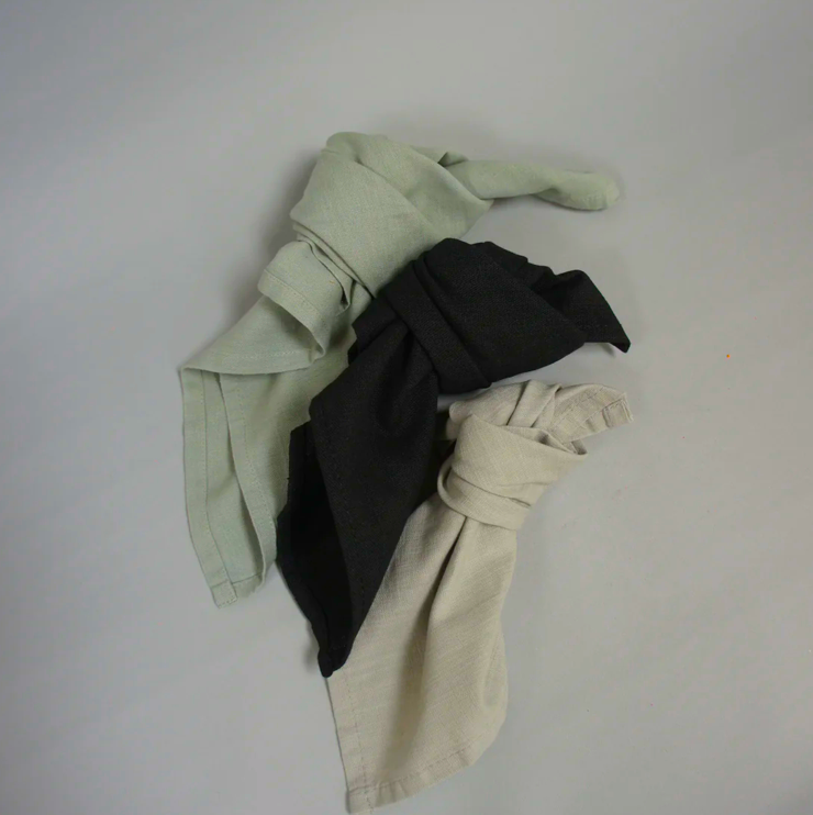 Serviette aus Baumwolle, erhältlich in 3 Farben: Salbei, Grau und Schwarz