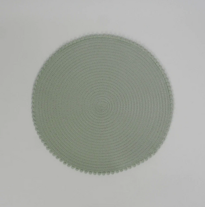 Tischset/Platzset, rund 40 cm mit Bommelkante, Farbe Salbeigrün