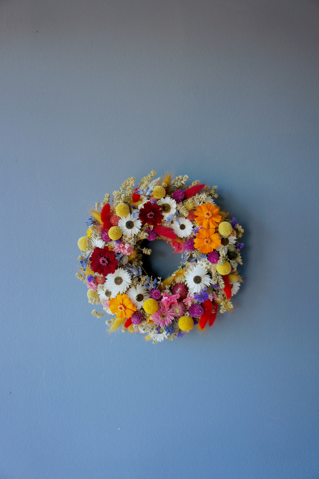 Gute-Laune-Trockenblumenkranz mit konservierten Zinnienblüten