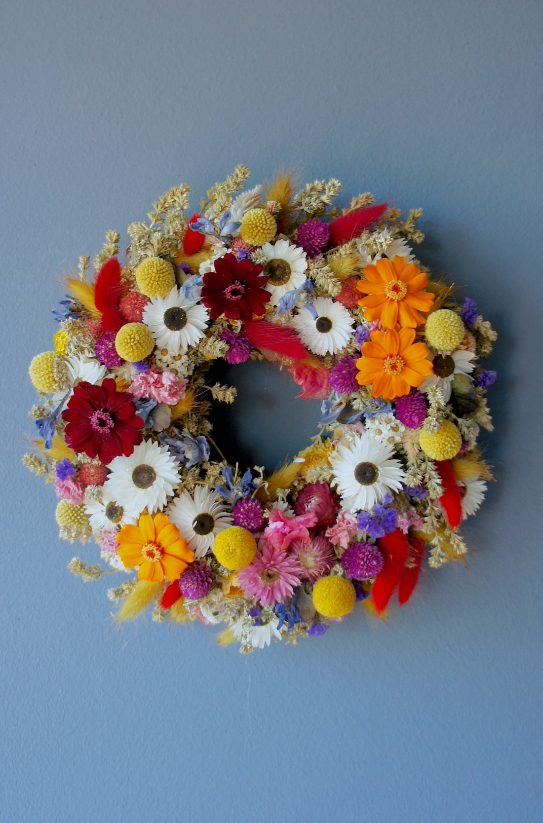 Gute-Laune-Trockenblumenkranz mit konservierten Zinnienblüten