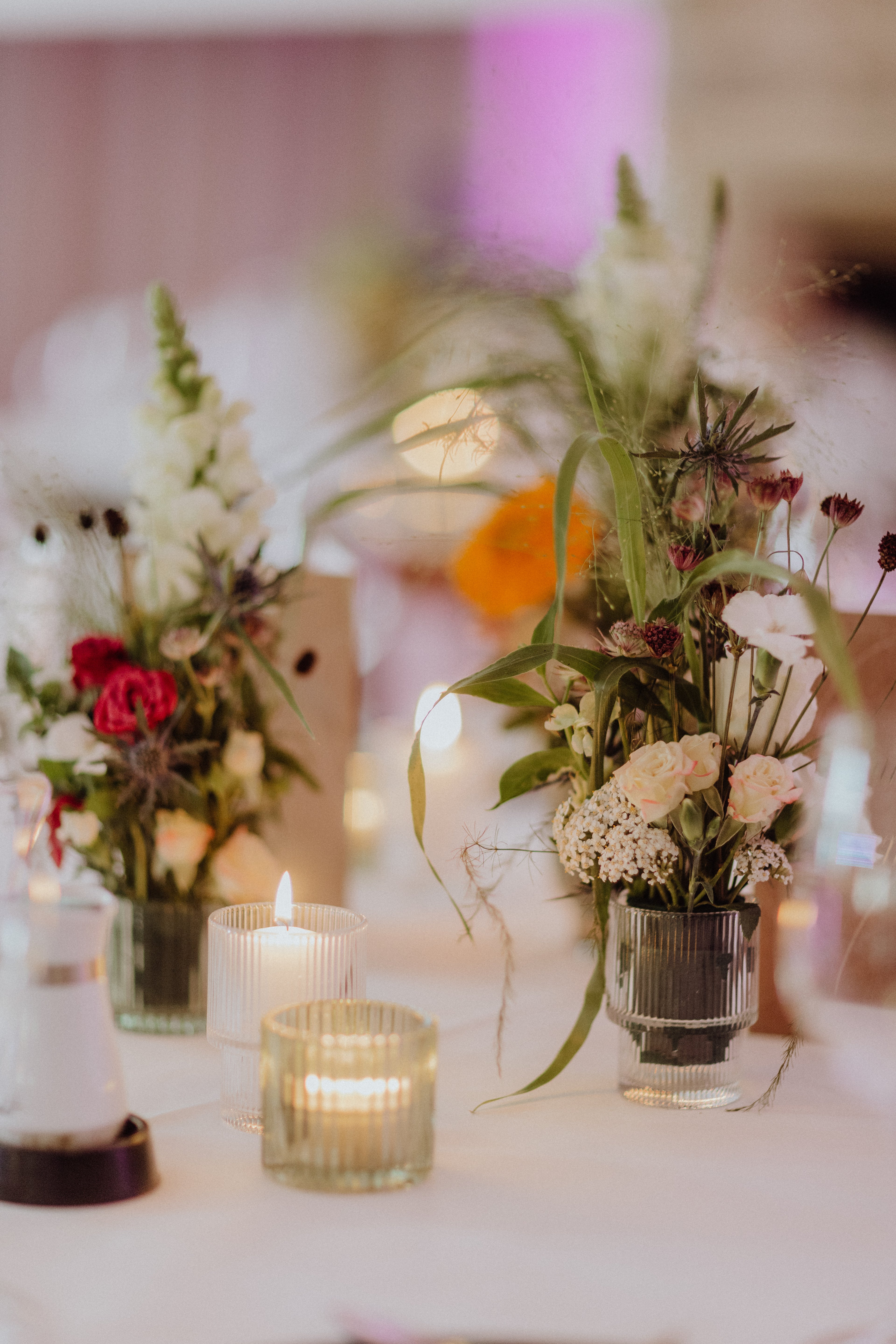 Teelichtgefäß aus Glas, geriffelt in 4 Farben erhältlich
