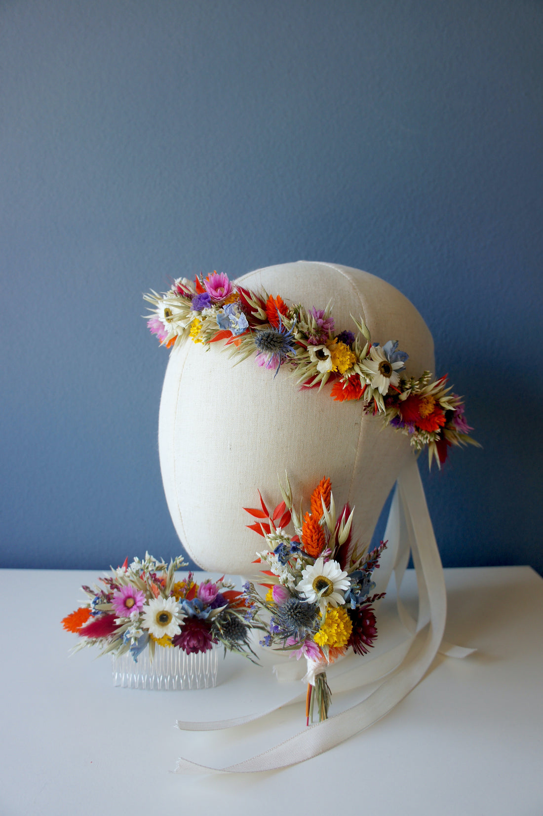 BUNTE TAGE, Brautstrauß, Haarkamm, Reversschmuck und Haarkranz aus Trockenblumen