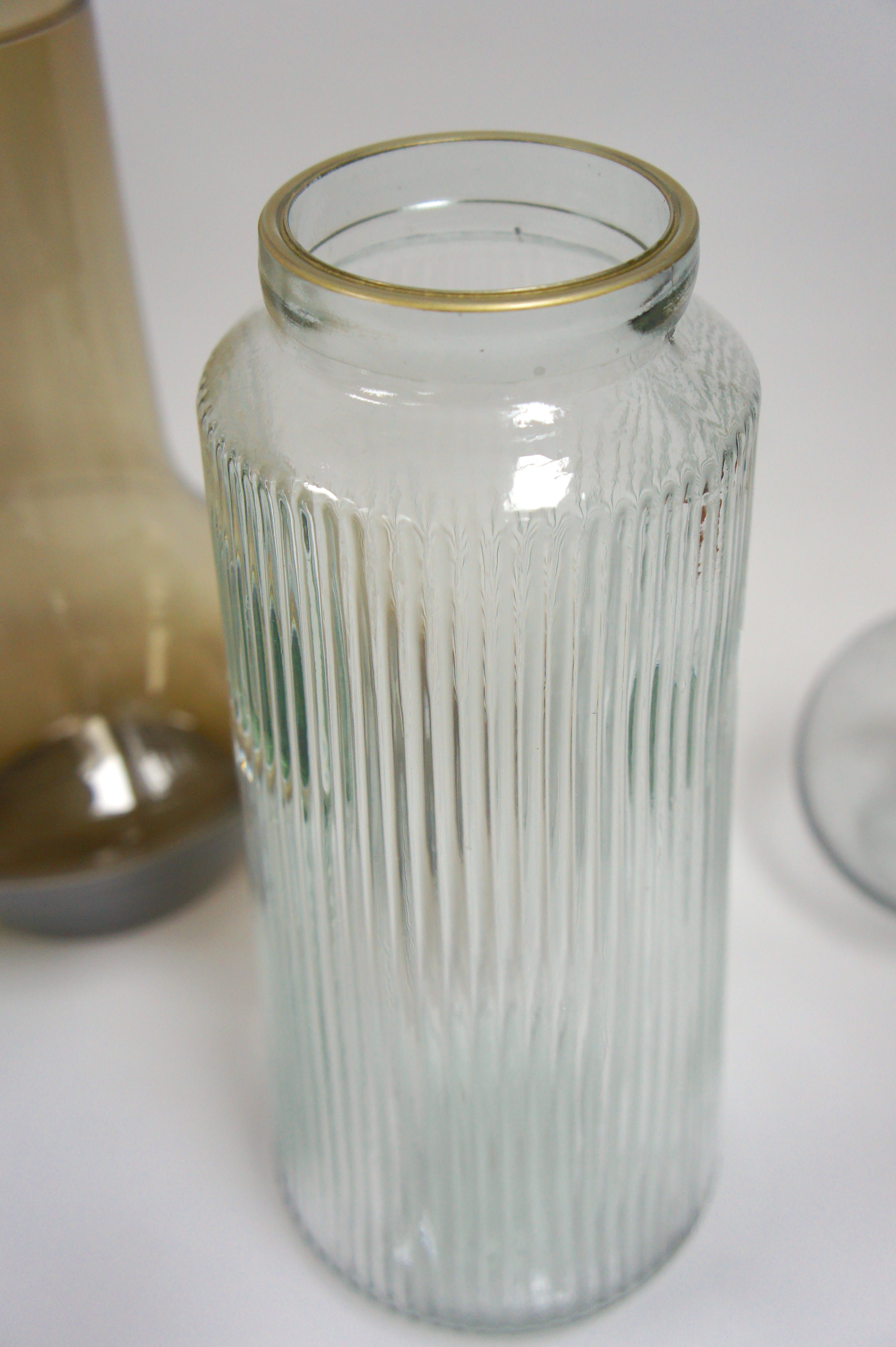 Vase aus Glas, geriffelte Oberfläche mit Goldrandung oben
