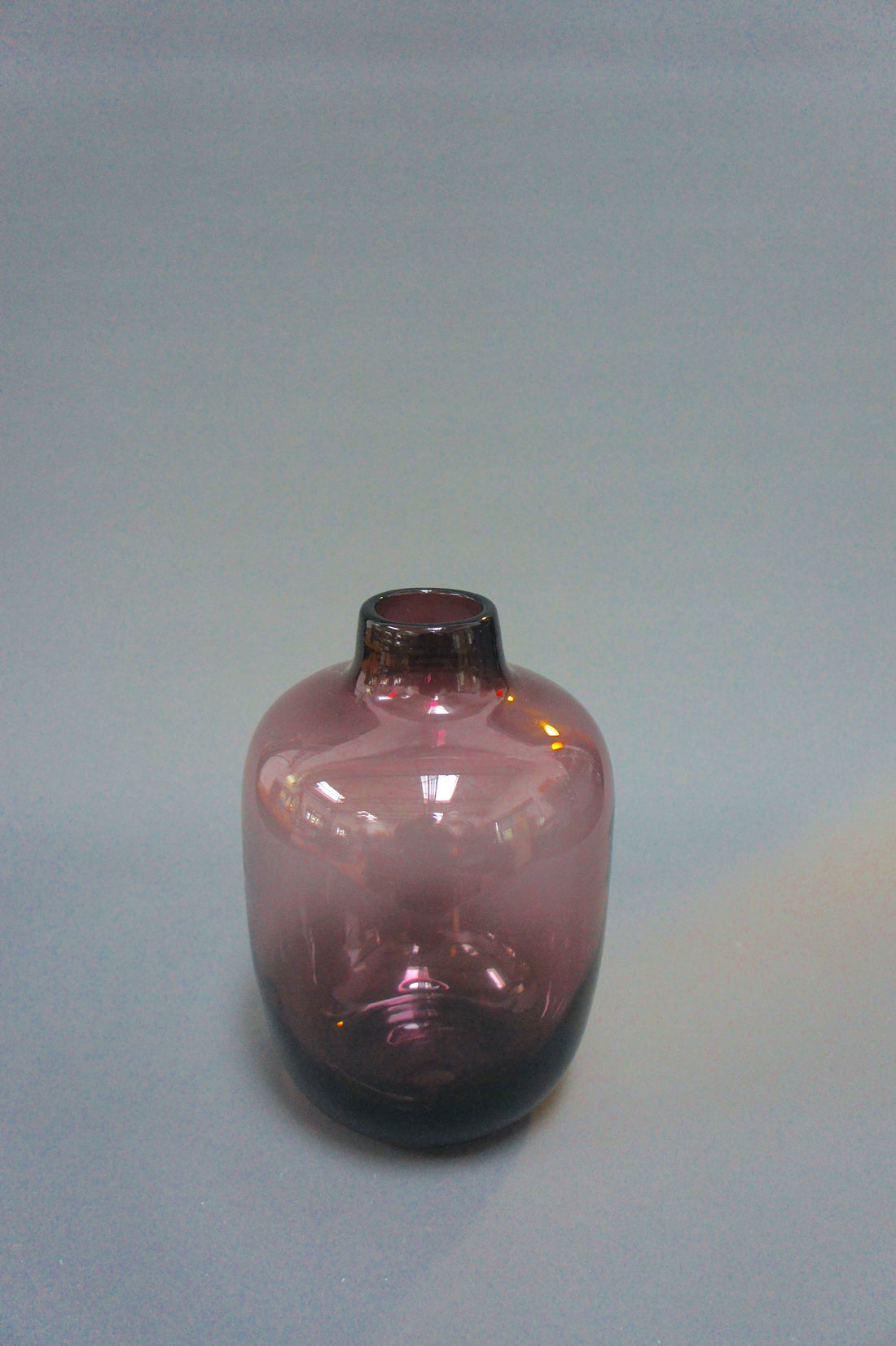 Vase aus Glas, Farbe Aubergine