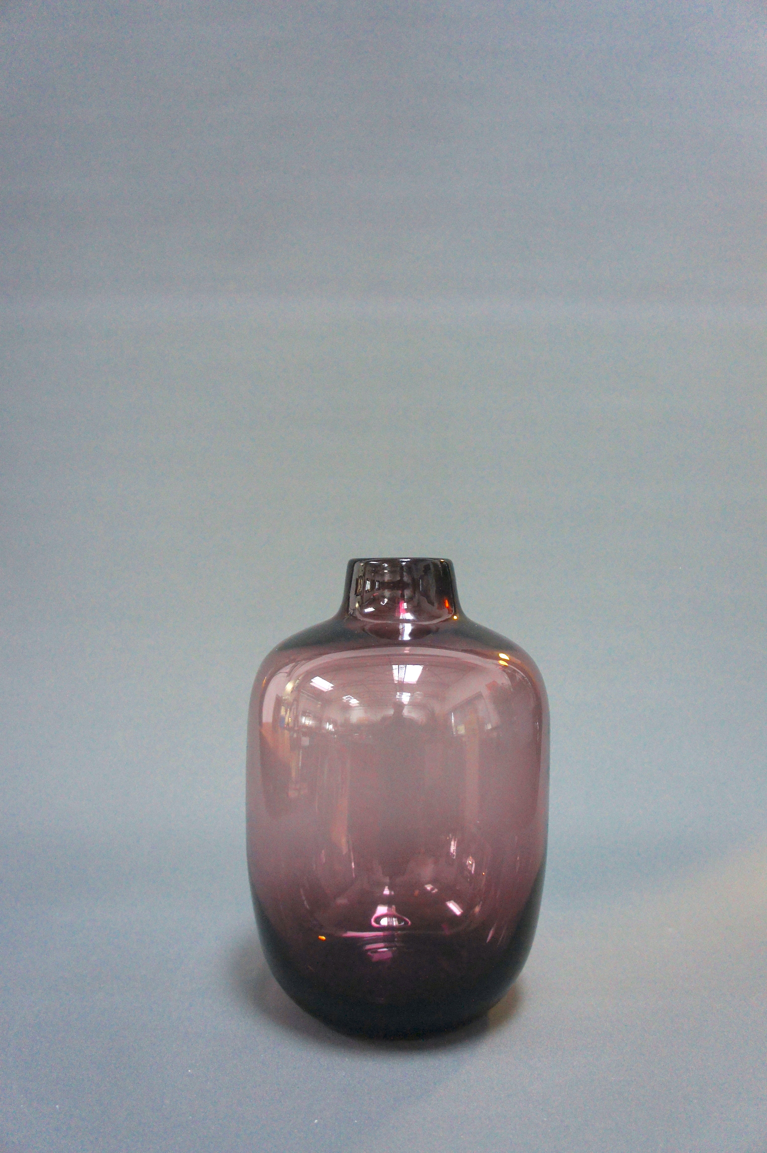 Vase aus Glas, Farbe Aubergine