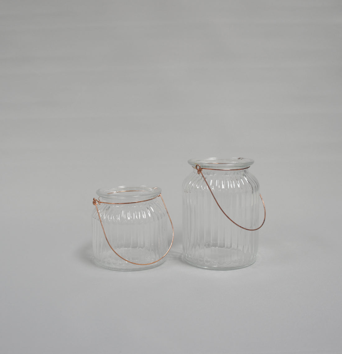 Klarglasvase geriffelt mit Henkel in Farbe Kupfer, in 2 Größen