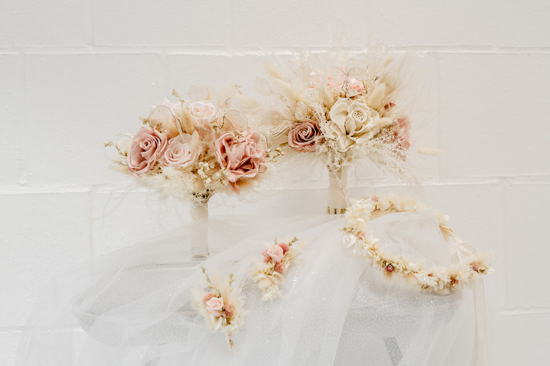 „FABELHAFT &amp; ELEGANT“, Brautstrauss, Trockenblumen, Bridebouquet Dried flowers, stabilisierte Rosen, Infinity Roses