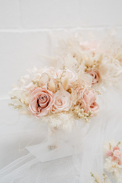„FABELHAFT &amp; ELEGANT“, Brautstrauss, Trockenblumen, Bridebouquet Dried flowers, stabilisierte Rosen, Infinity Roses